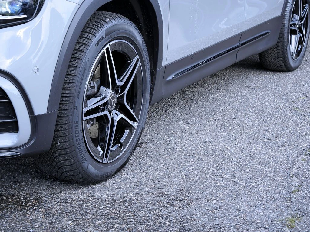 Mercedes-Benz-EQB 300-image-6