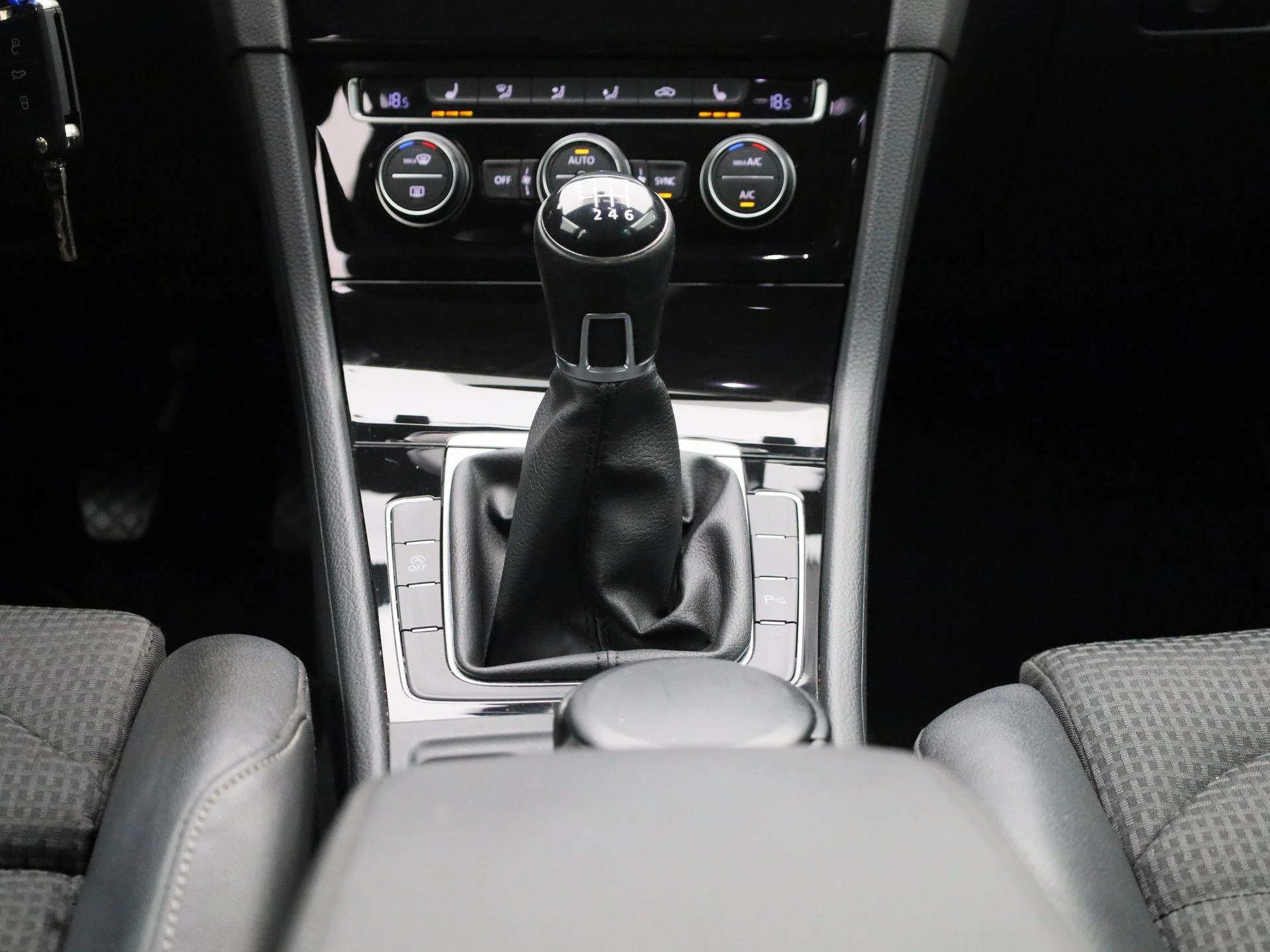 Volkswagen-Golf-image-9