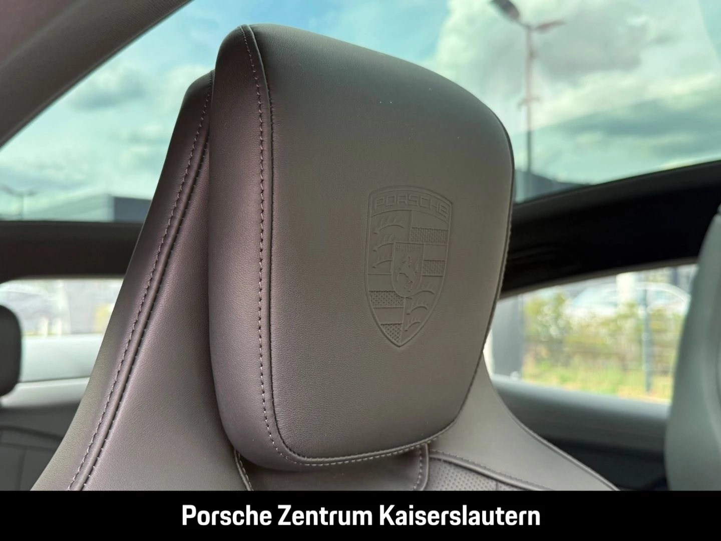 Porsche Taycan Black Edition InnoDrive HA-Lenkung HeadUp black edition