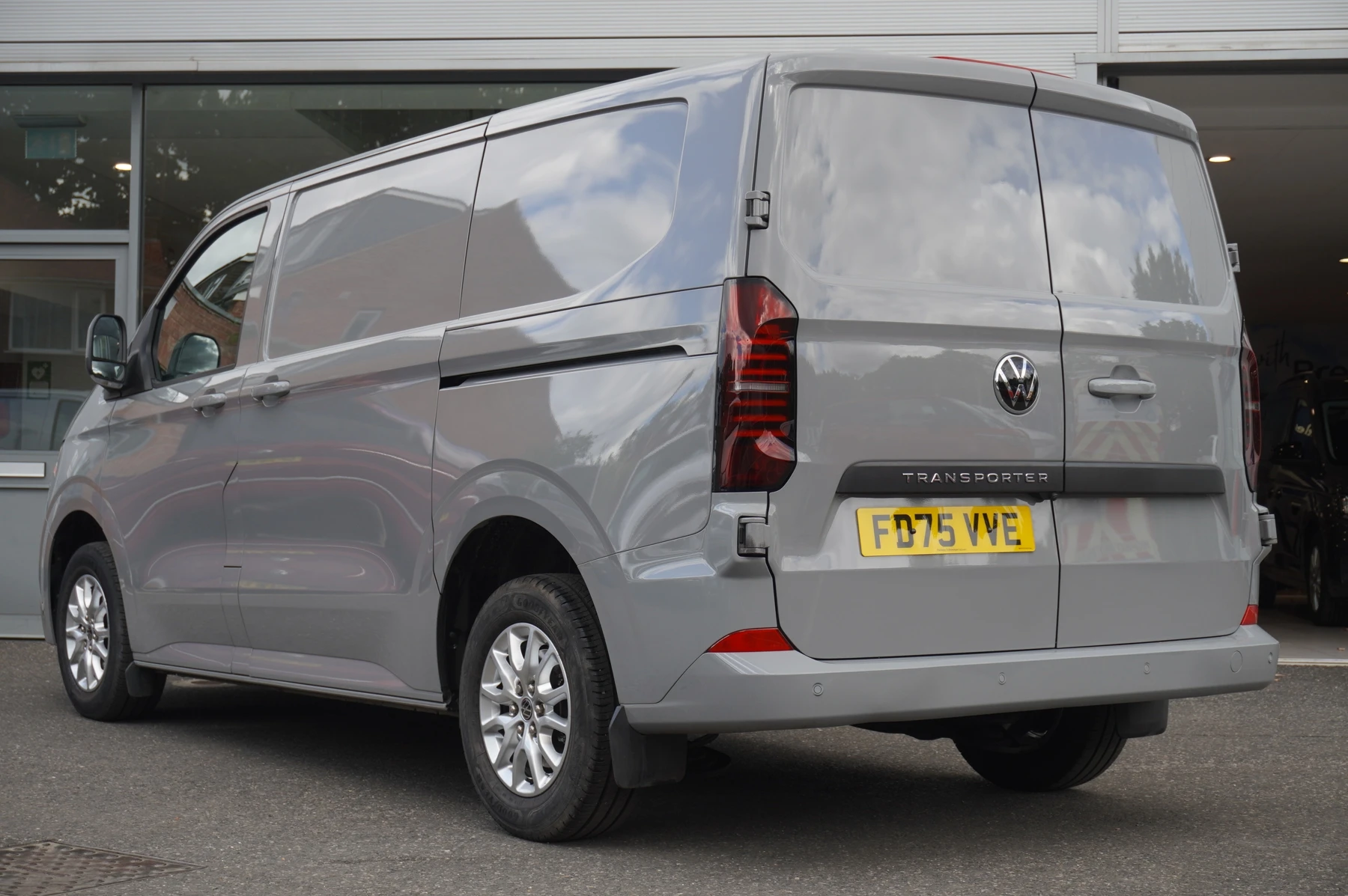 Volkswagen-Transporter-image-2