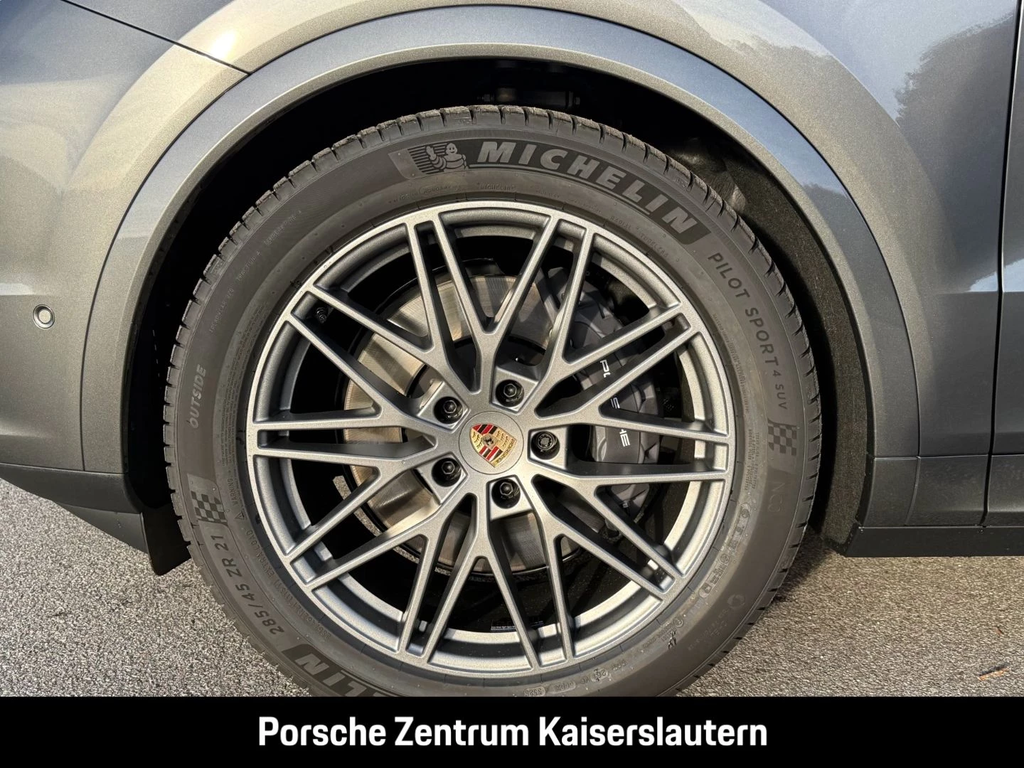 Porsche Cayenne E-Hybrid Black Edition HA-Lenkung 21-Zol black edition