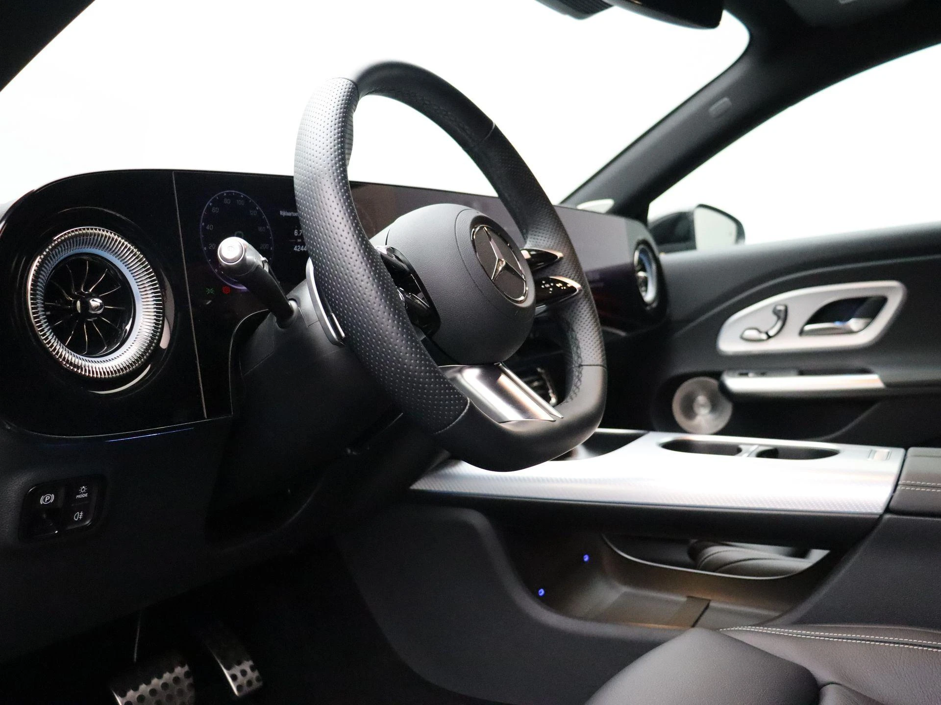 Mercedes-Benz-CLA-image-11