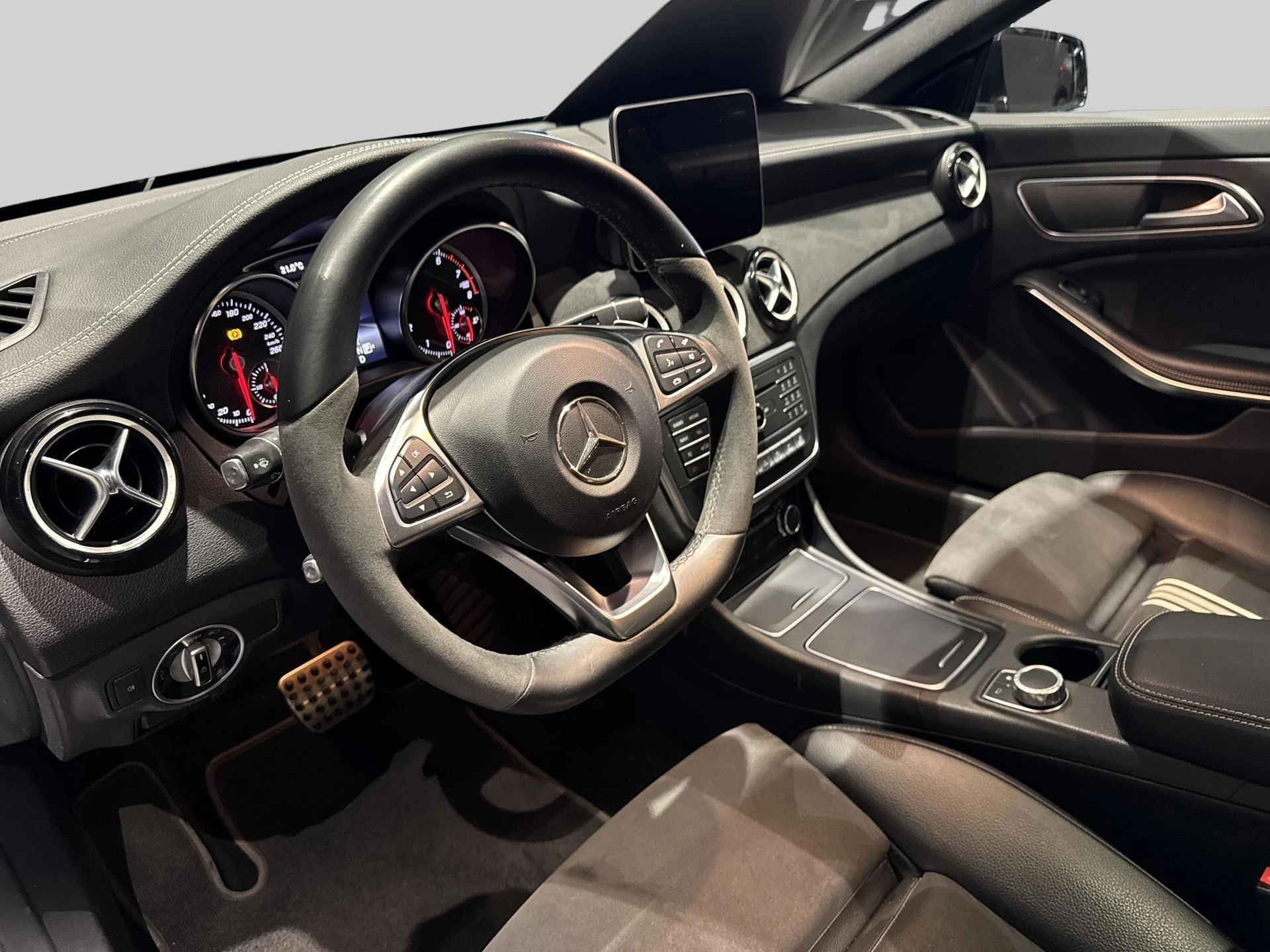 Mercedes-Benz-CLA-image-8