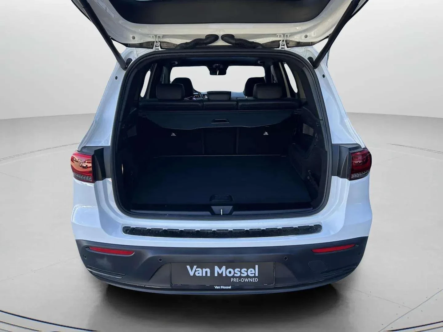 Mercedes-Benz-EQB-image-21