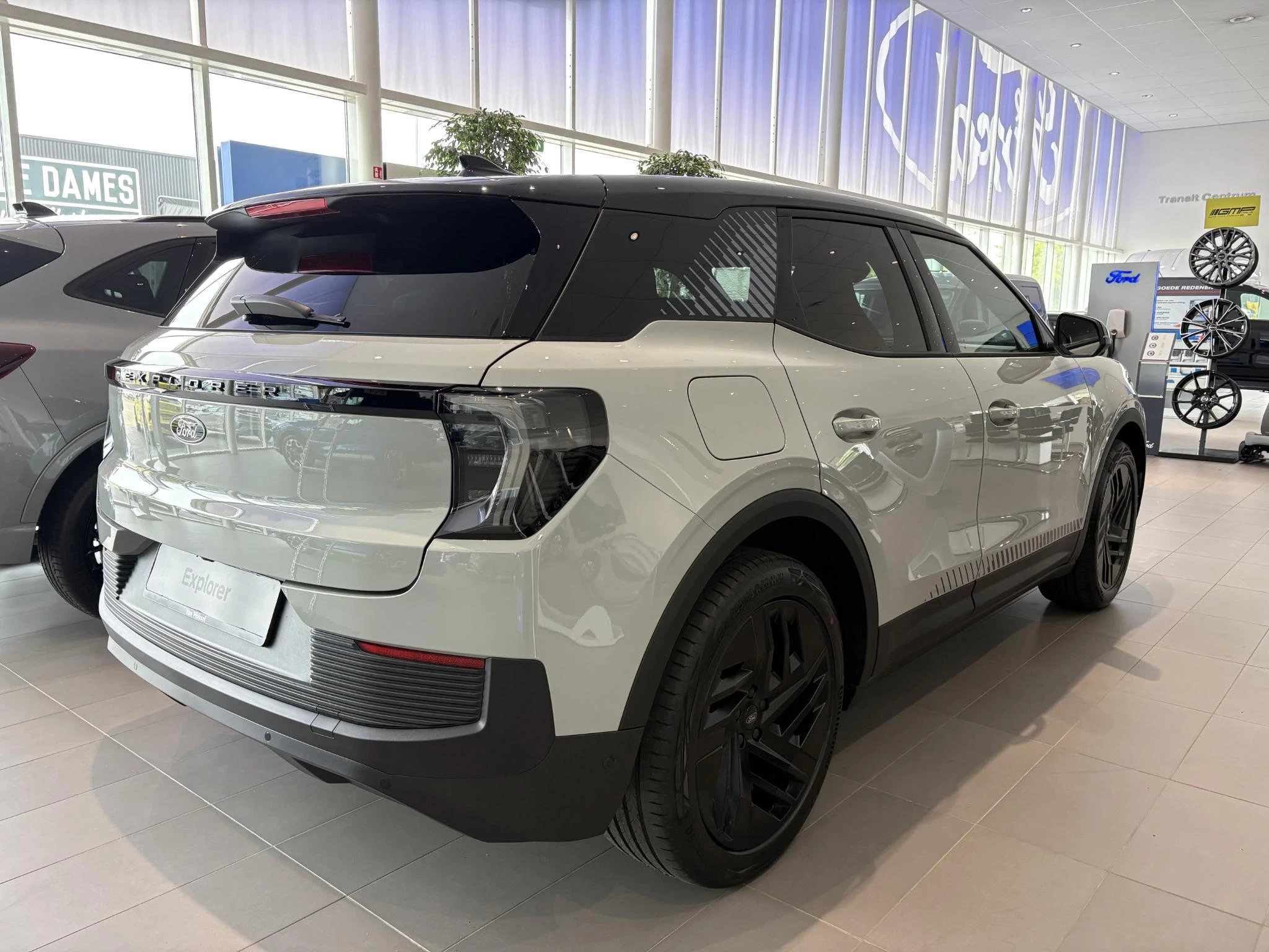Ford Explorer Collection Extended Range RWD