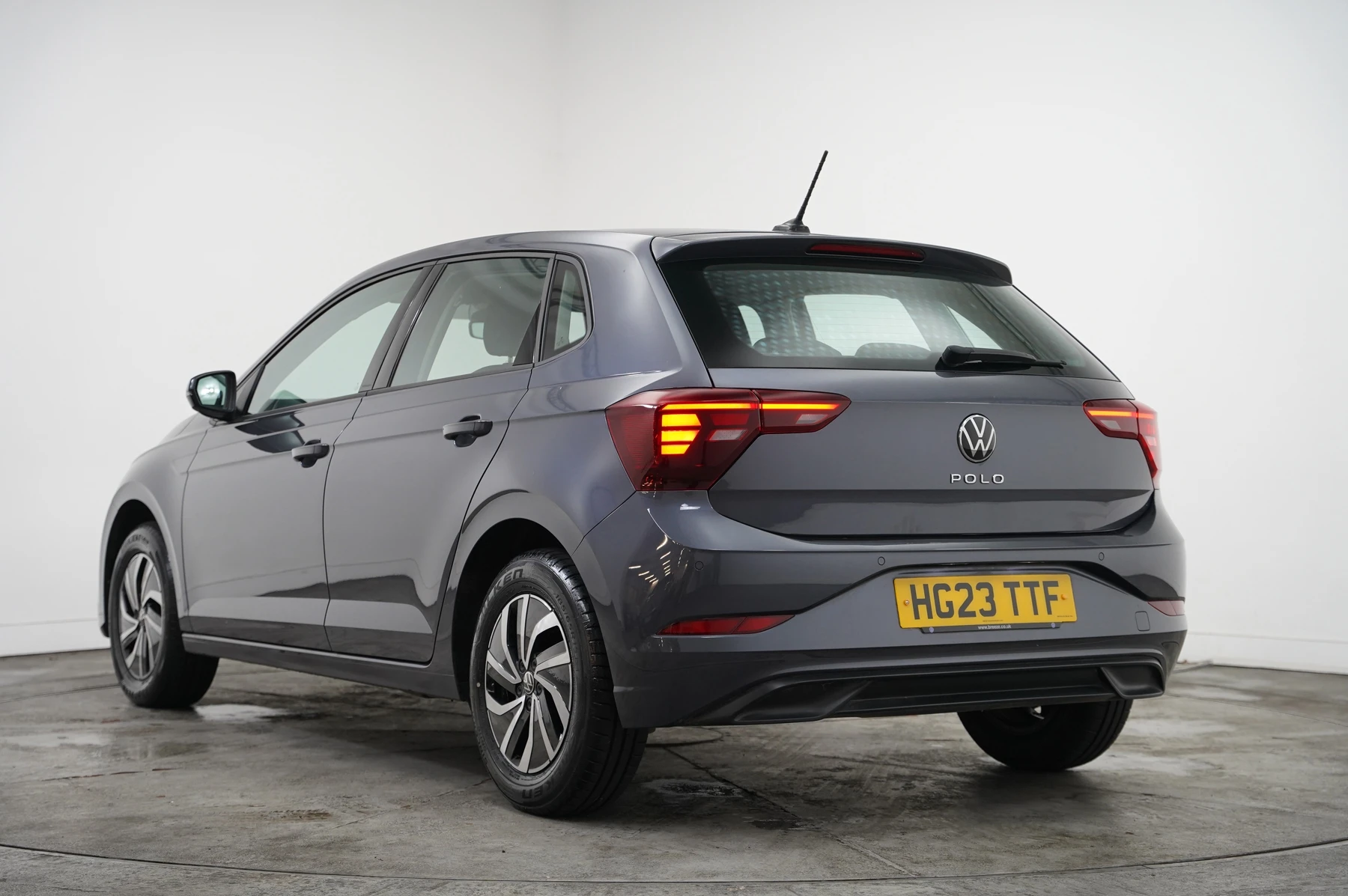 Volkswagen-Polo-image-2