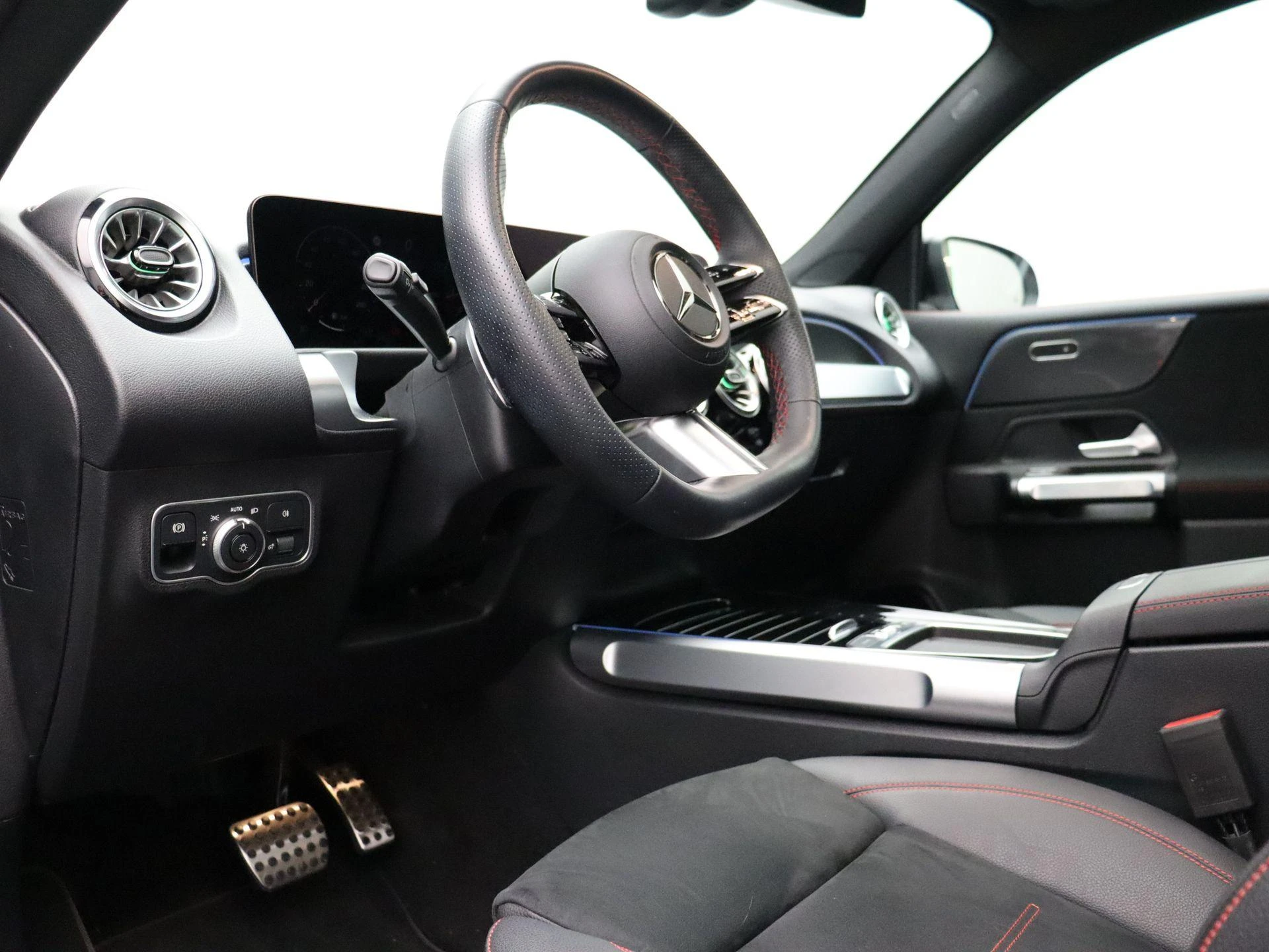 Mercedes-Benz-GLB-image-11