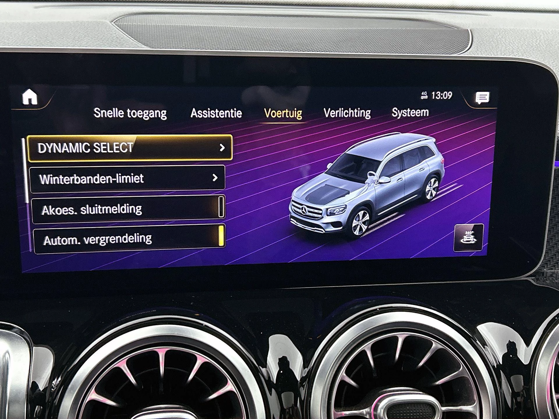 Mercedes-Benz-GLB-image-14