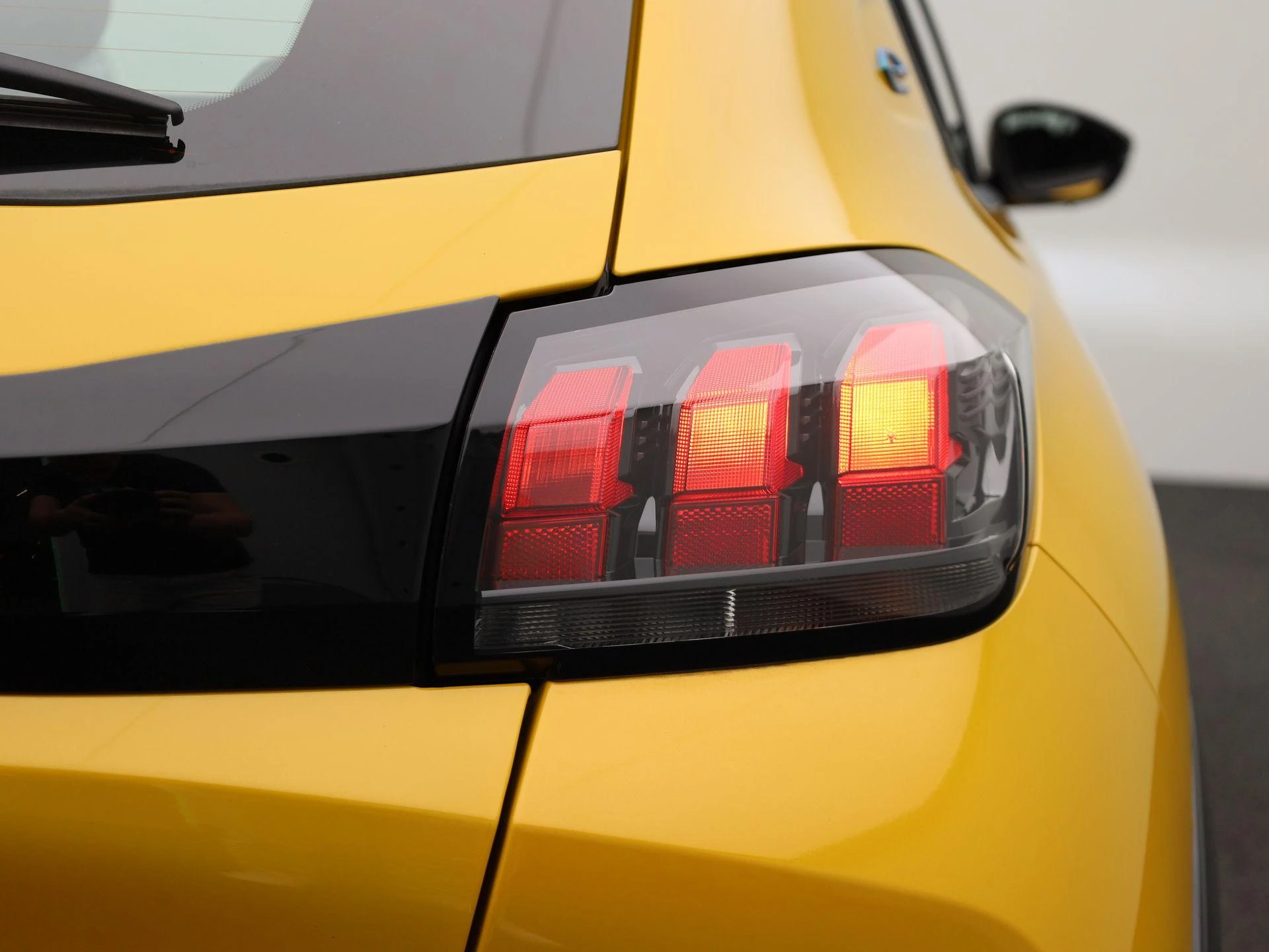 Peugeot-e-208-image-34