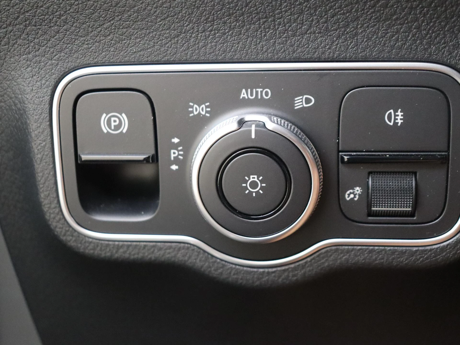 Mercedes-Benz-GLA-image-23
