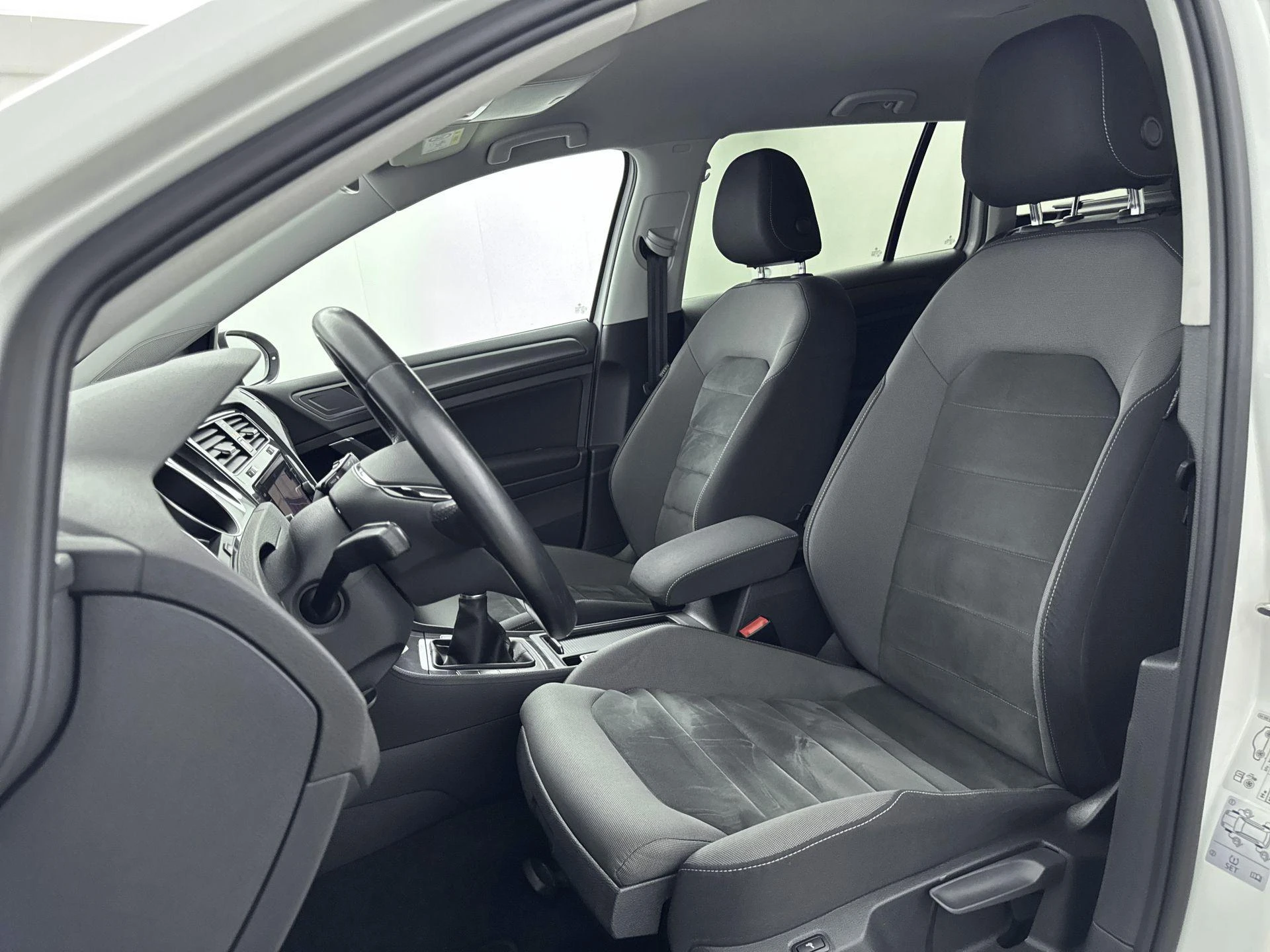 Volkswagen-Golf-image-23