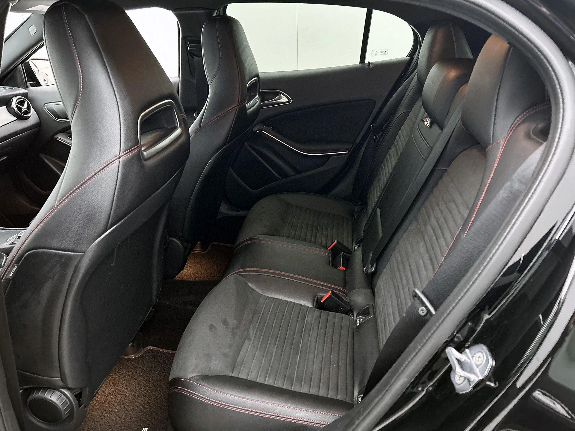 Mercedes-Benz-GLA-image-26