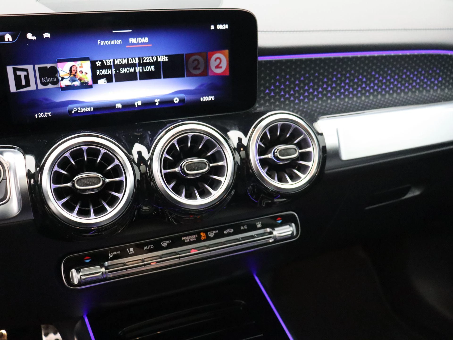 Mercedes-Benz EQB 250+ AMG Line + LEDER + PANO + BURMESTER + CARPLAY + HEAD UP +