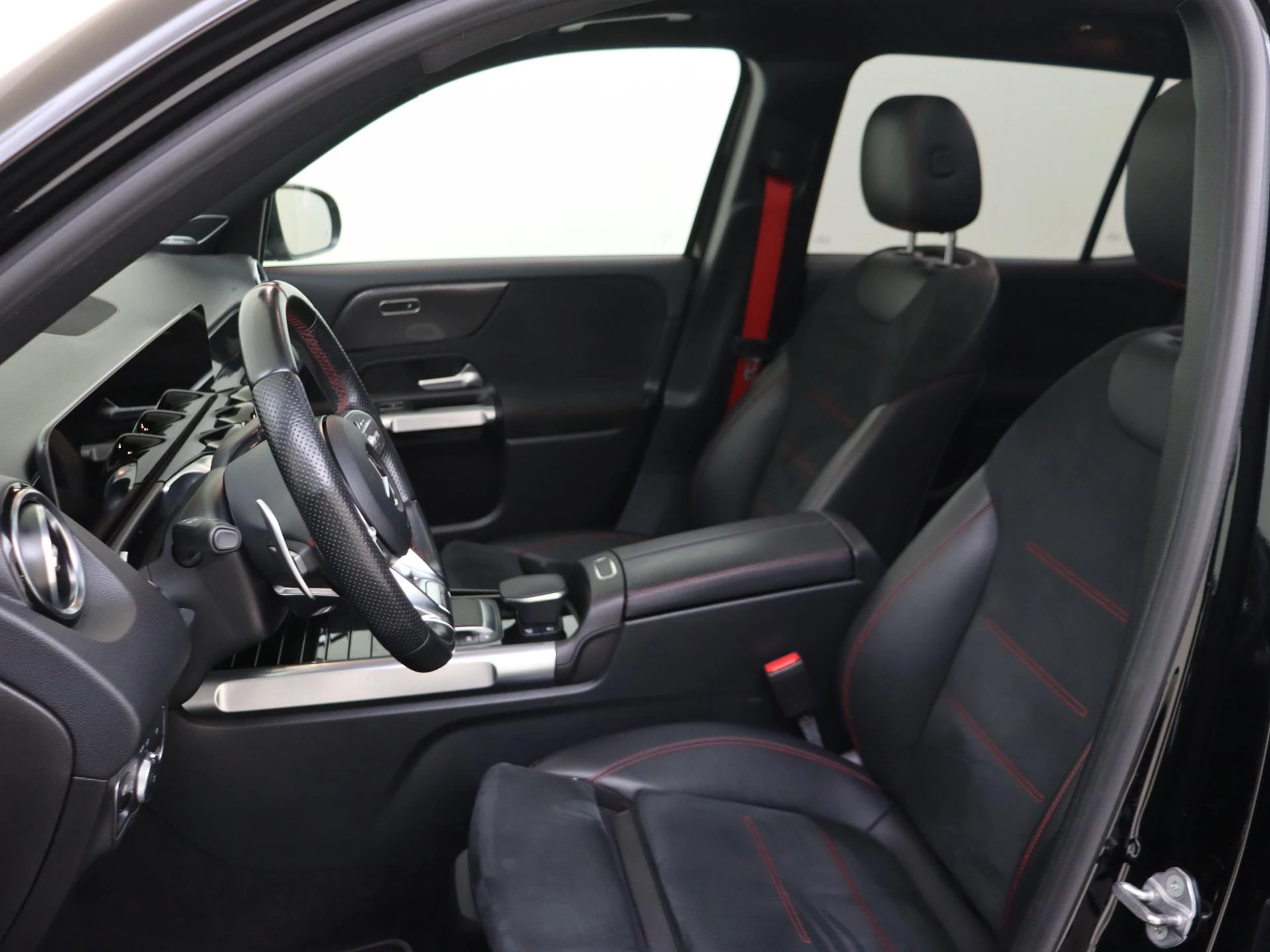 Mercedes-Benz-GLB-image-16