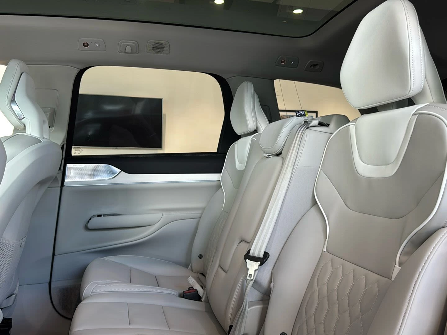 Volvo EX90, image 7