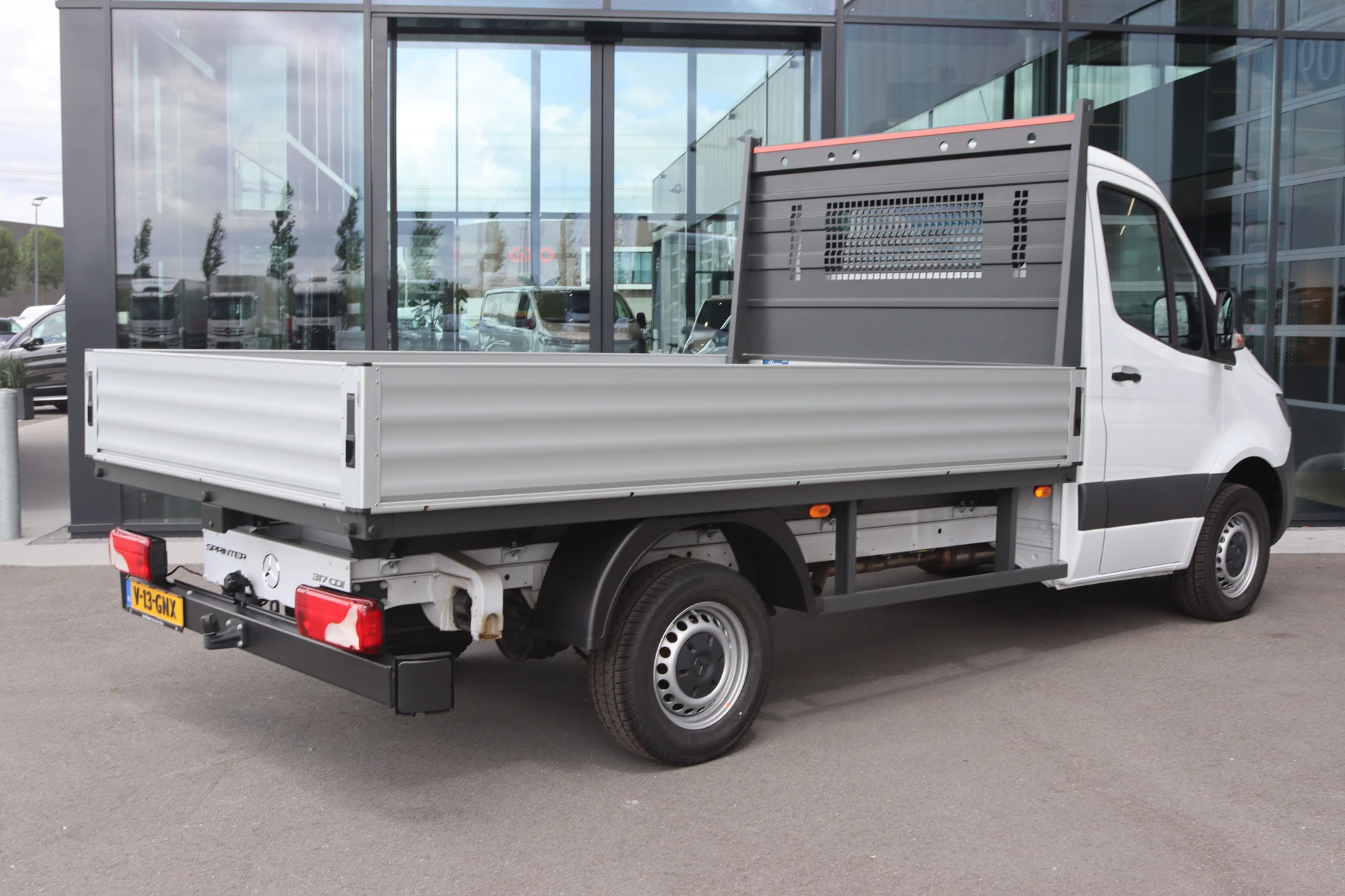 Mercedes-Benz-Sprinter-image-1