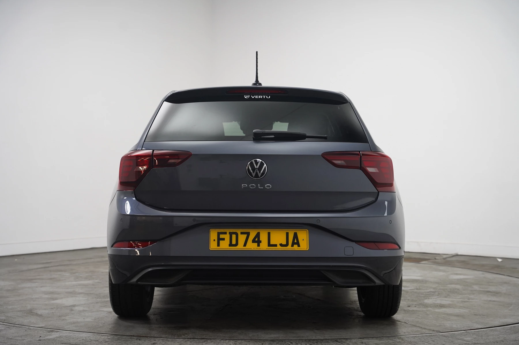 Volkswagen-Polo-image-12
