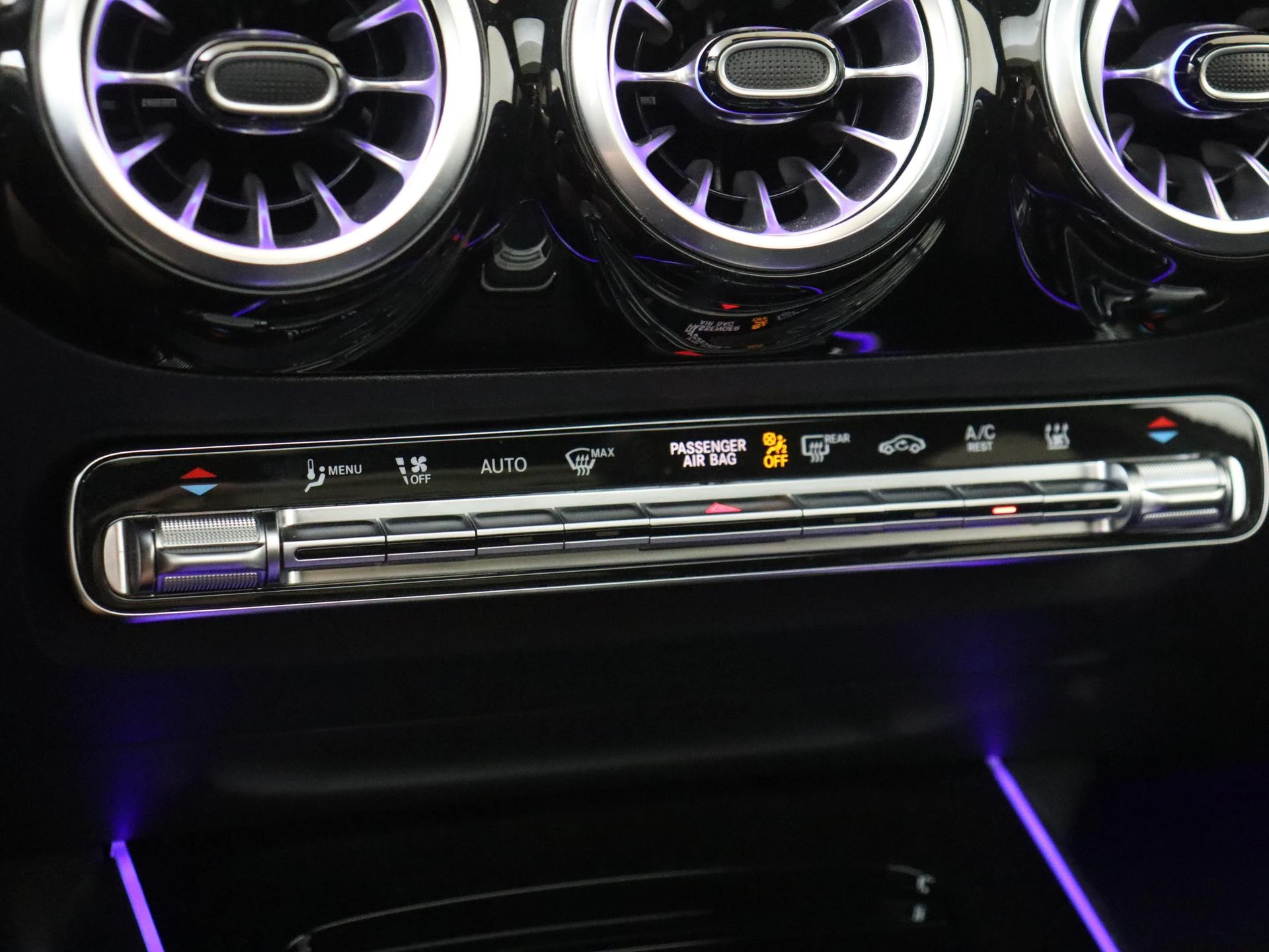 Mercedes-Benz-GLA-image-19