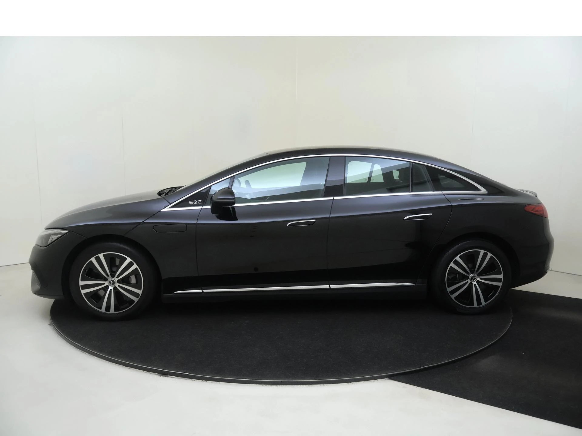 Mercedes-Benz-EQE-image-7