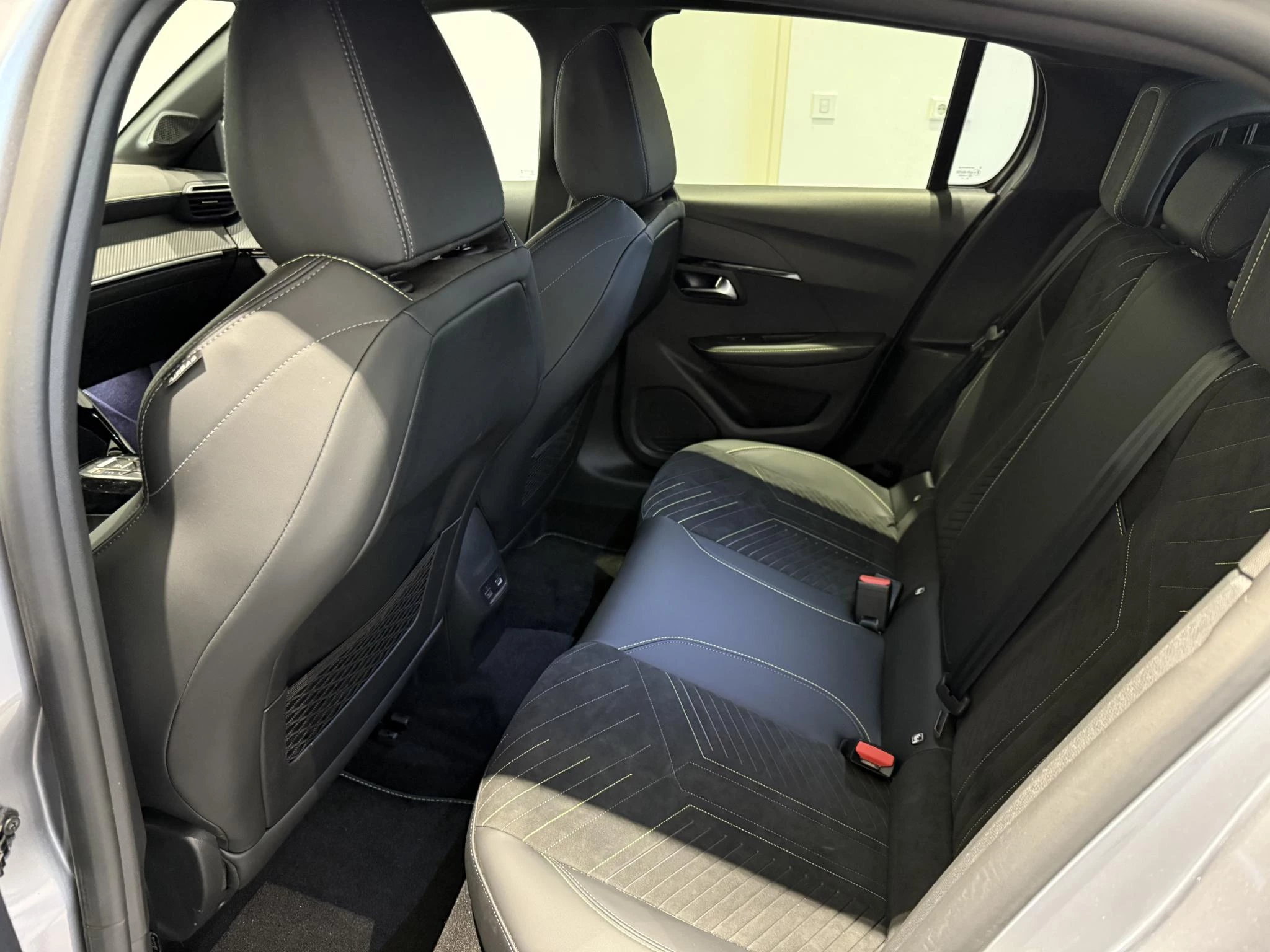 Peugeot-e-208-image-9