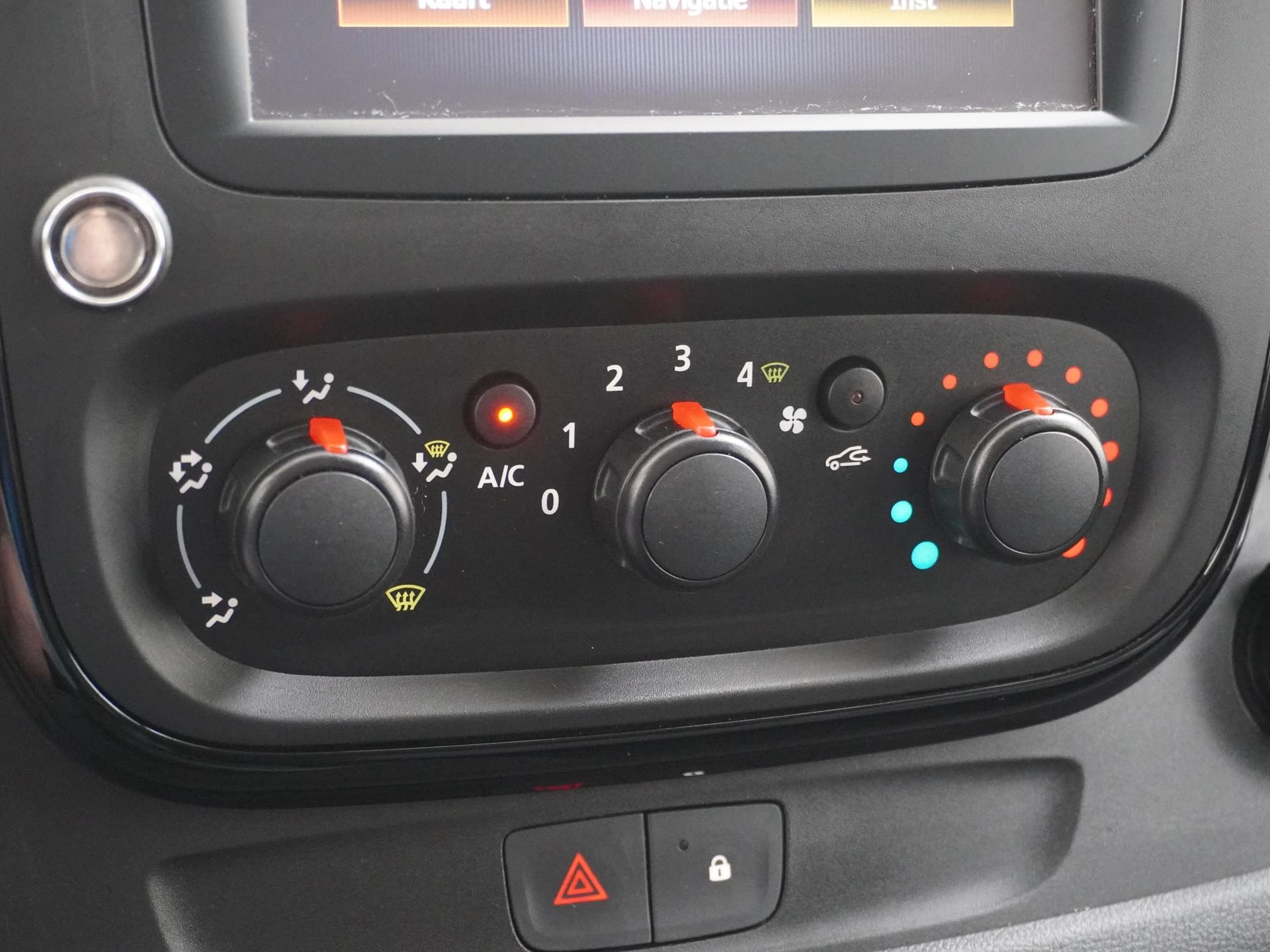 Opel-Vivaro-image-23