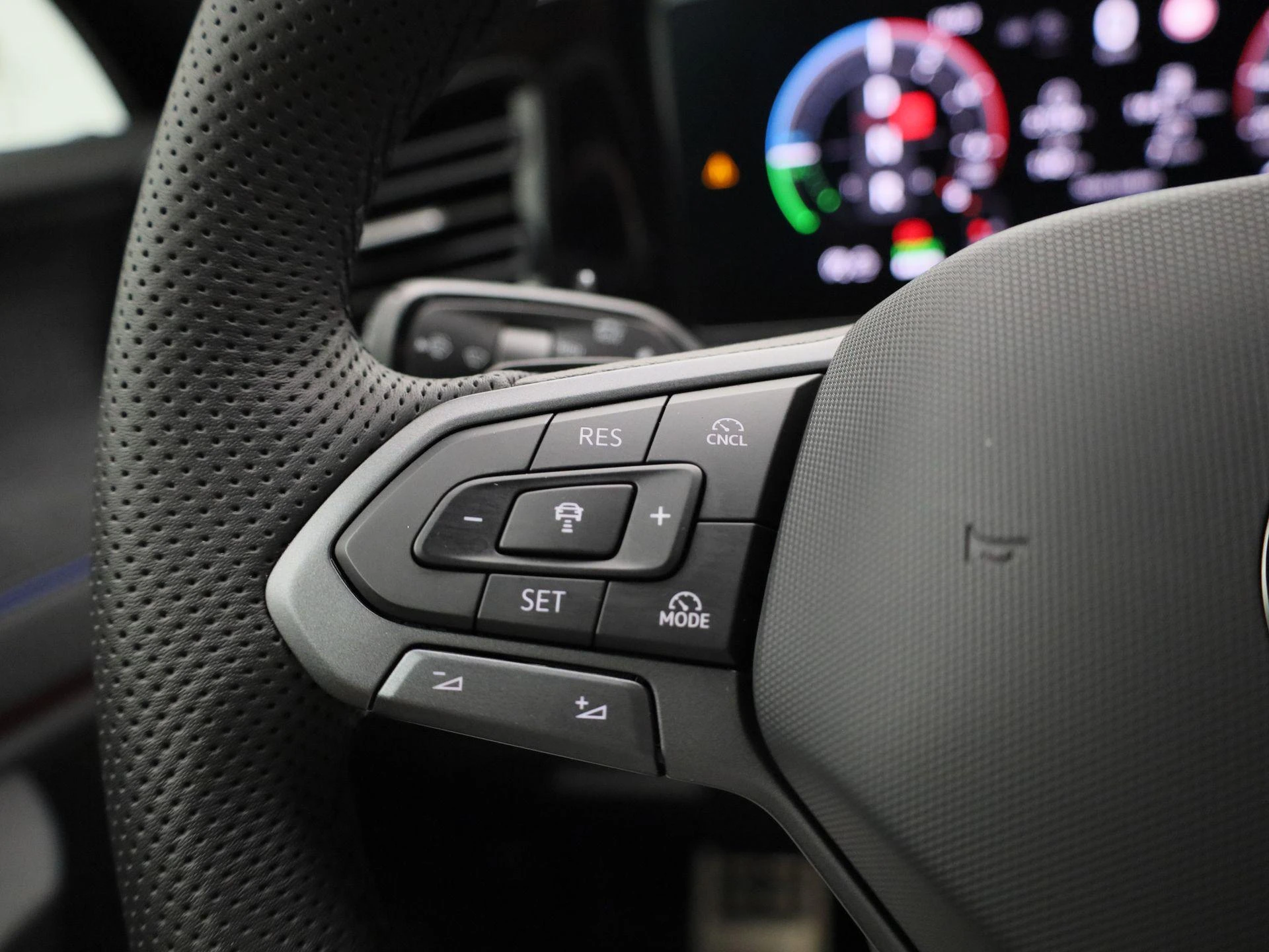 Volkswagen-Tiguan-image-19