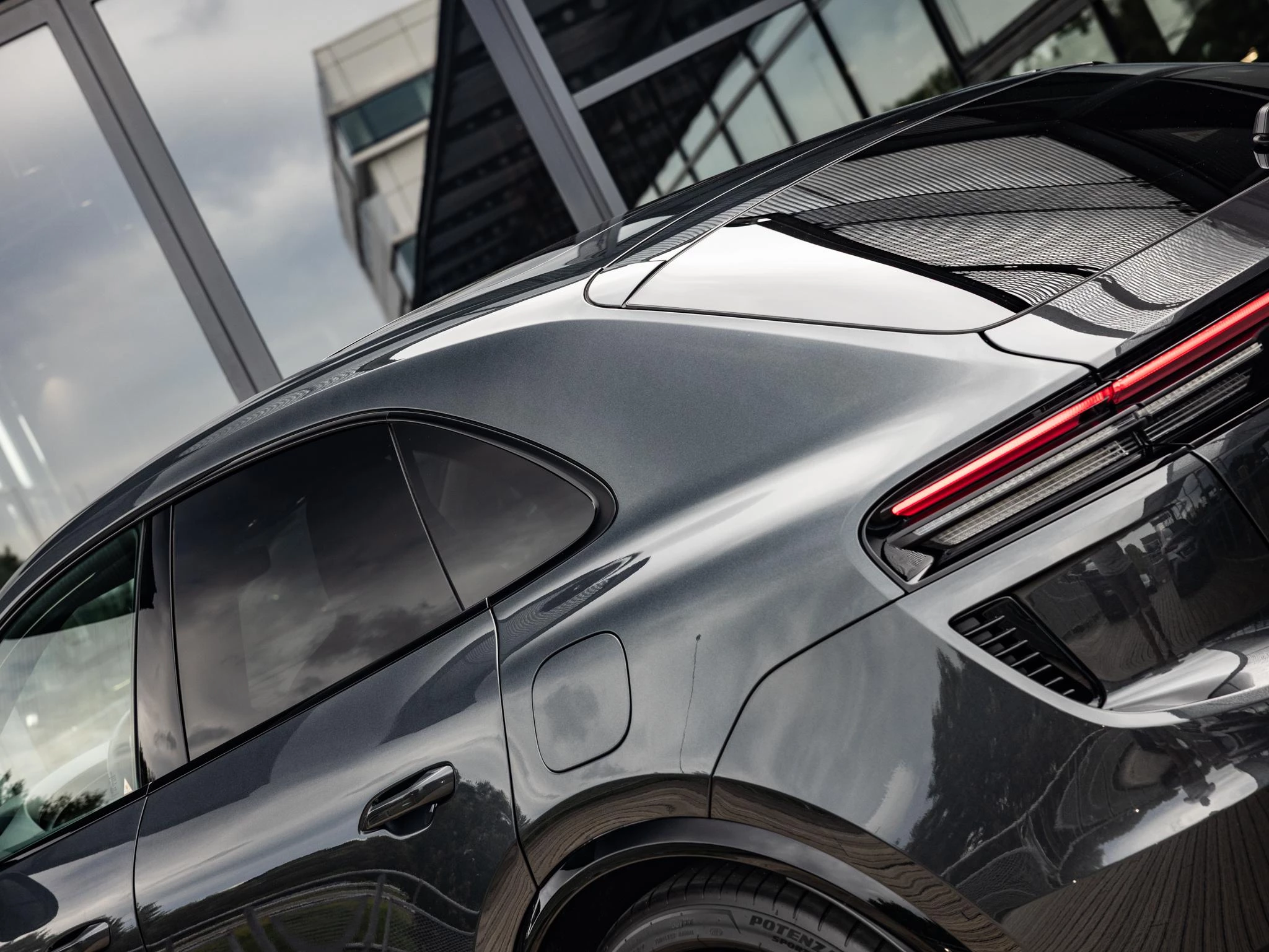 Porsche Macan Turbo 100 kWh