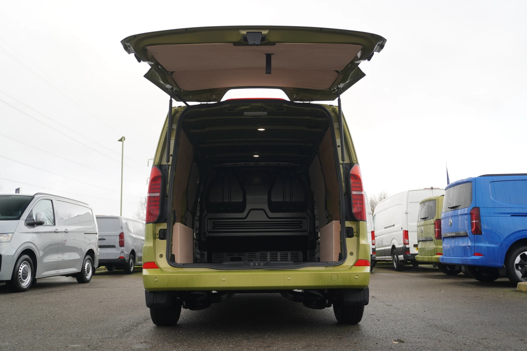 Volkswagen-Transporter-image-23