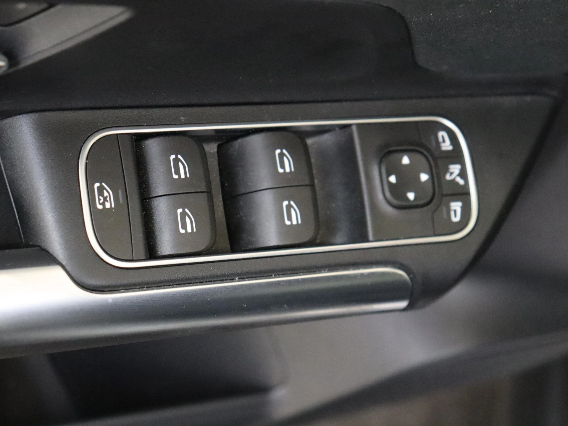 Mercedes-Benz-GLA-image-25
