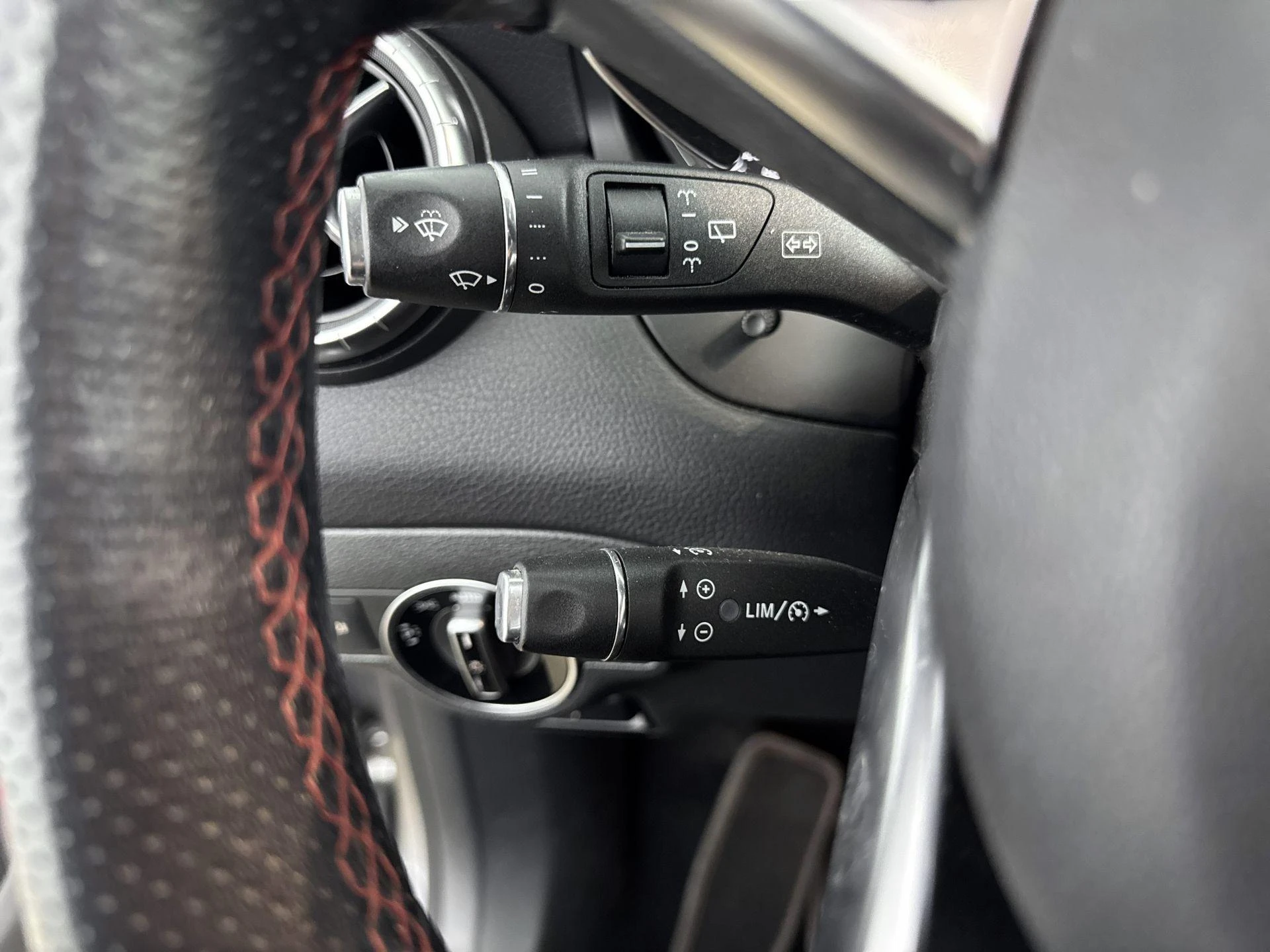 Mercedes-Benz-CLA-image-5