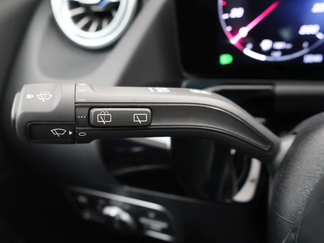 Mercedes-Benz-GLA-image-12