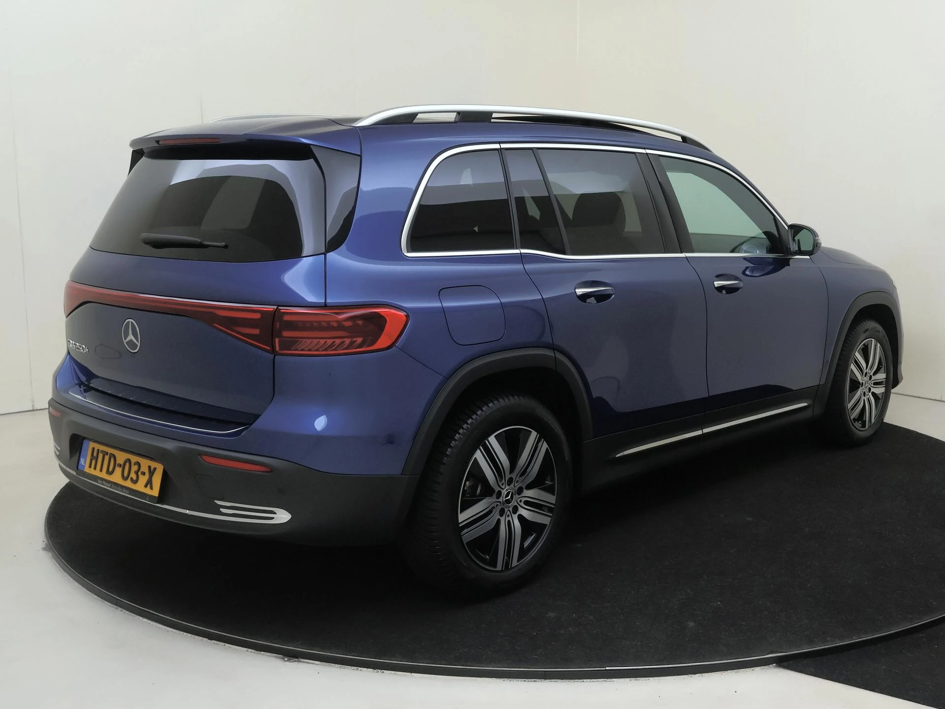 Mercedes-Benz-EQB-image-1
