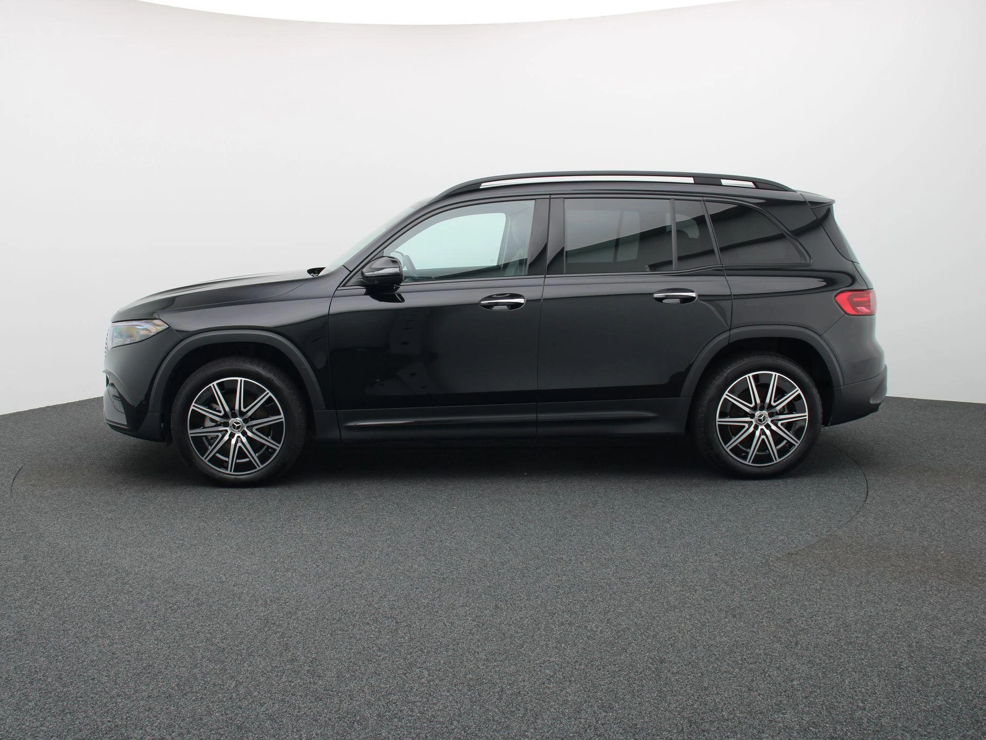 Mercedes-Benz EQB 250+ AMG Line + LEDER + PANO + BURMESTER + CARPLAY + HEAD UP +