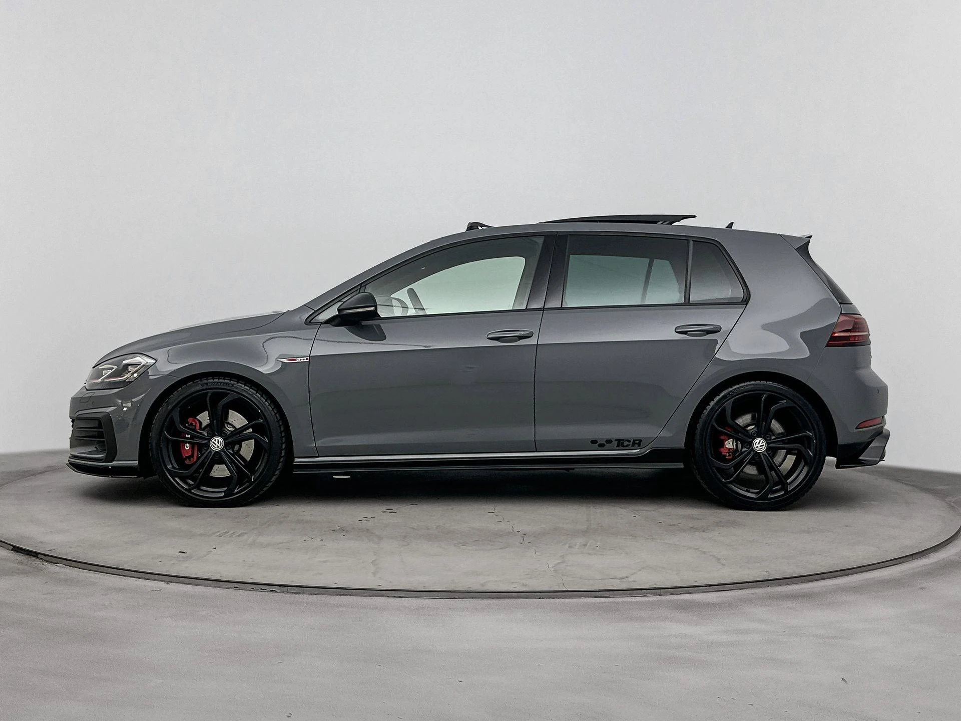 Volkswagen-Golf-image-1
