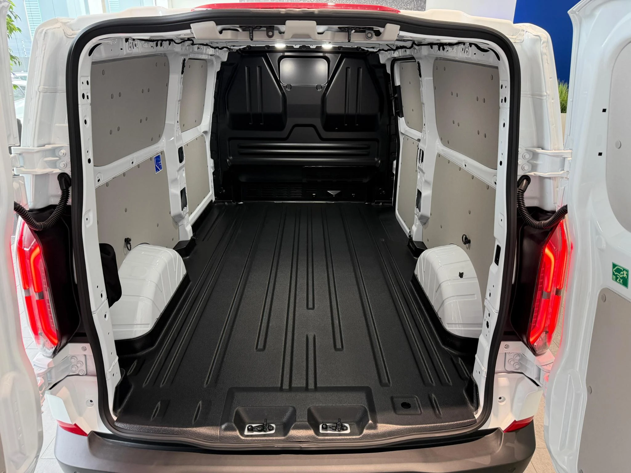 Ford-E-Transit Custom-image-12