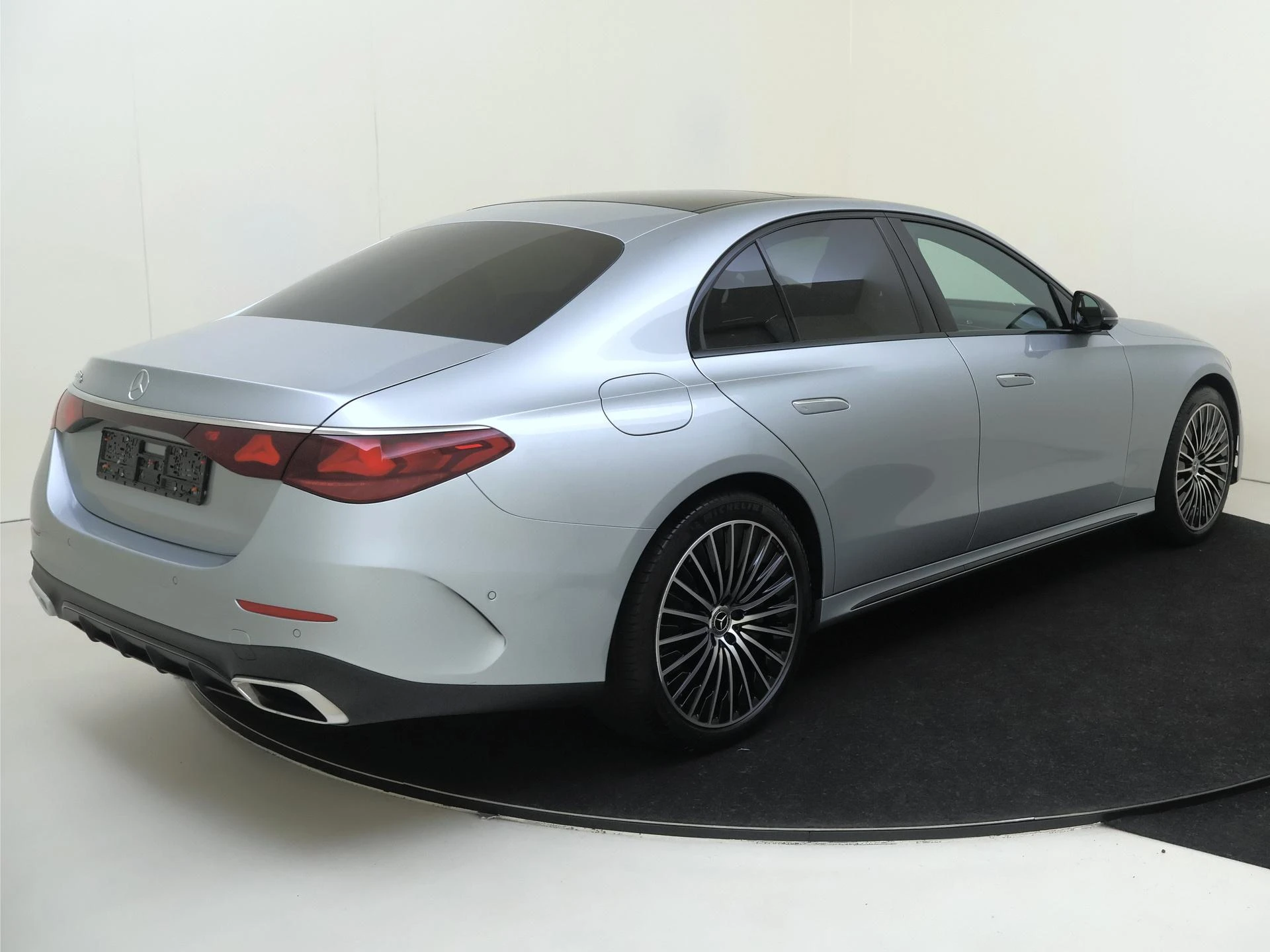 Mercedes-Benz-E-Klasse-image-3