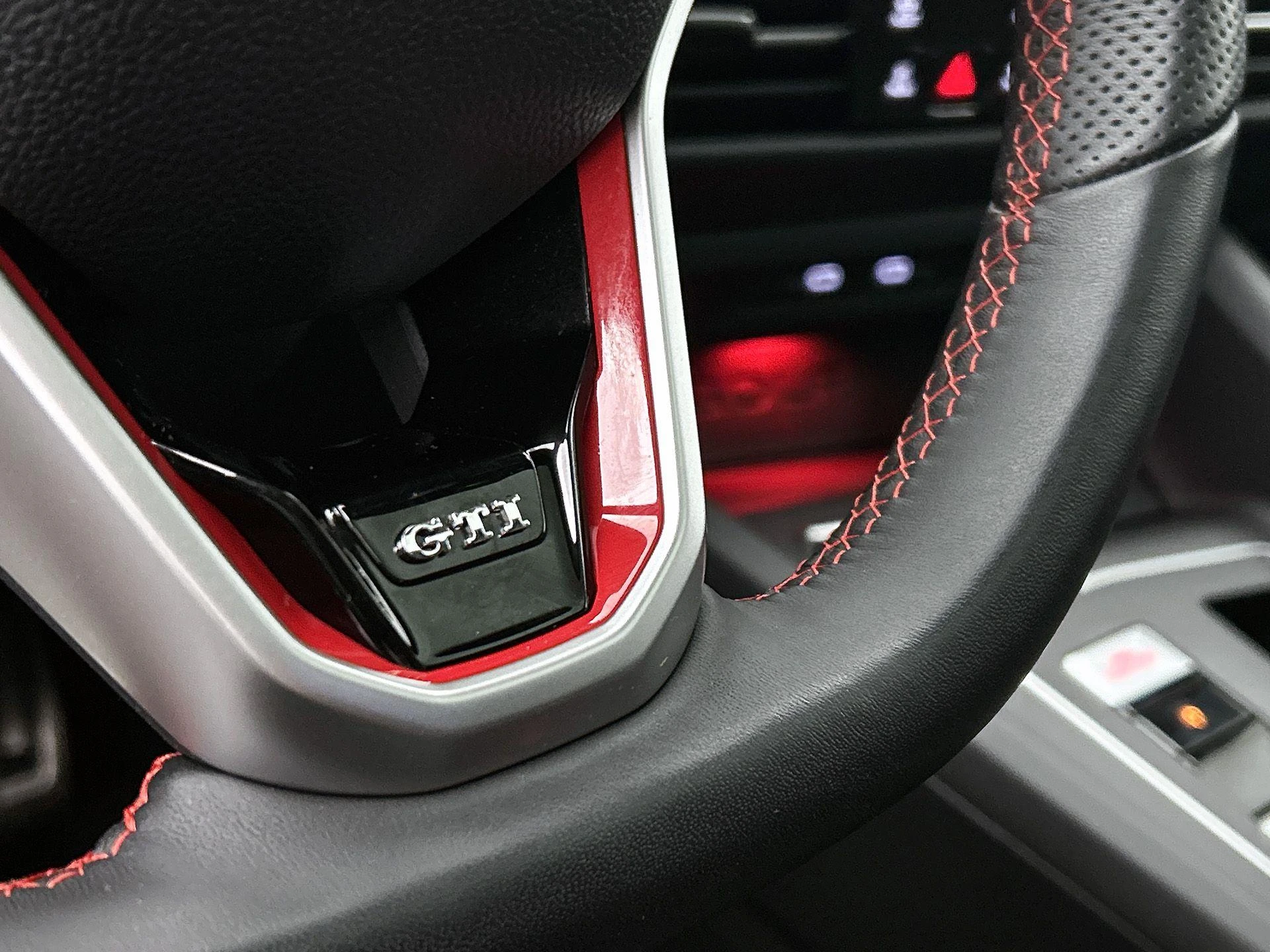 Volkswagen-Golf-image-9