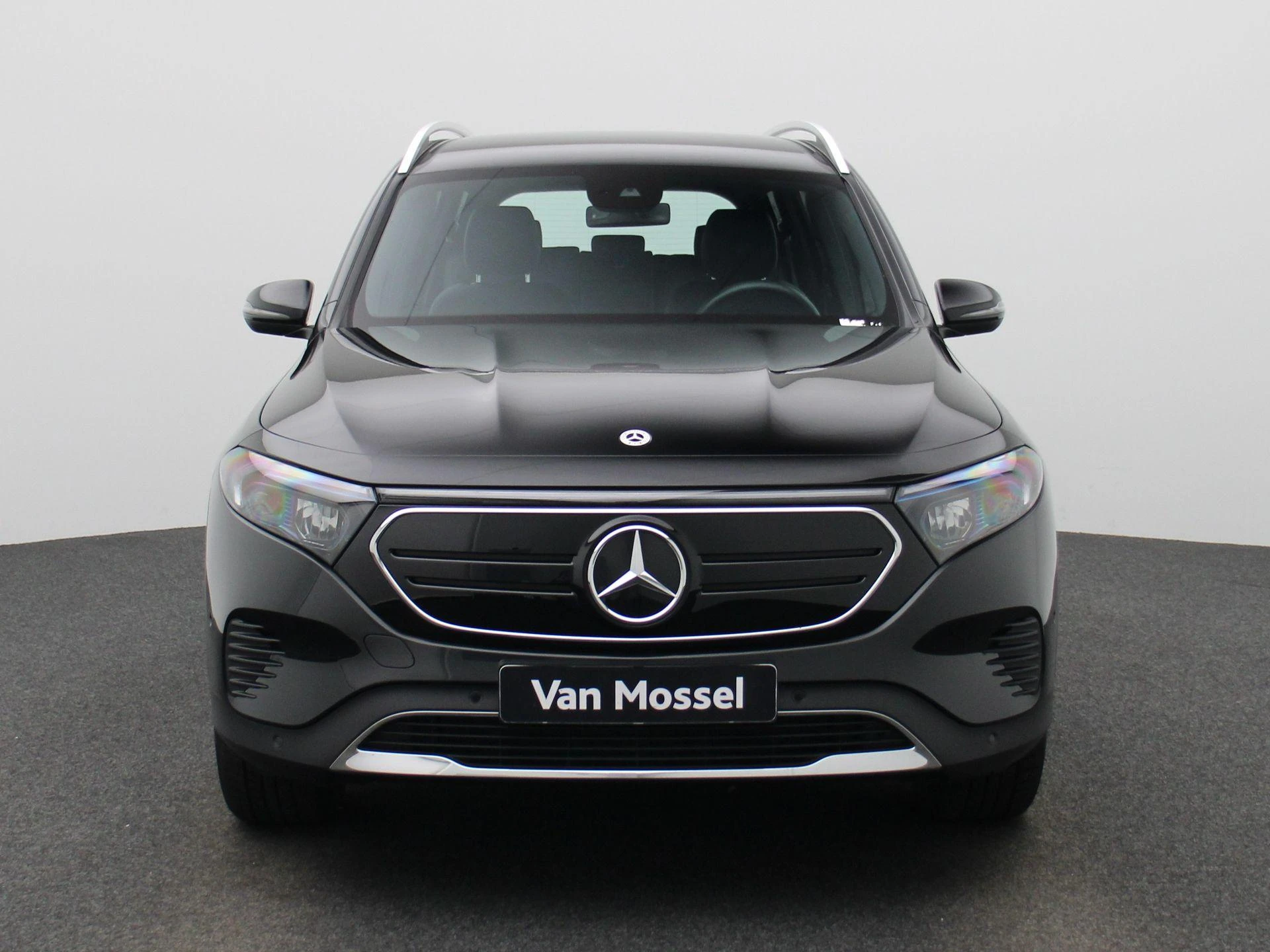 Mercedes-Benz-EQB-image-2