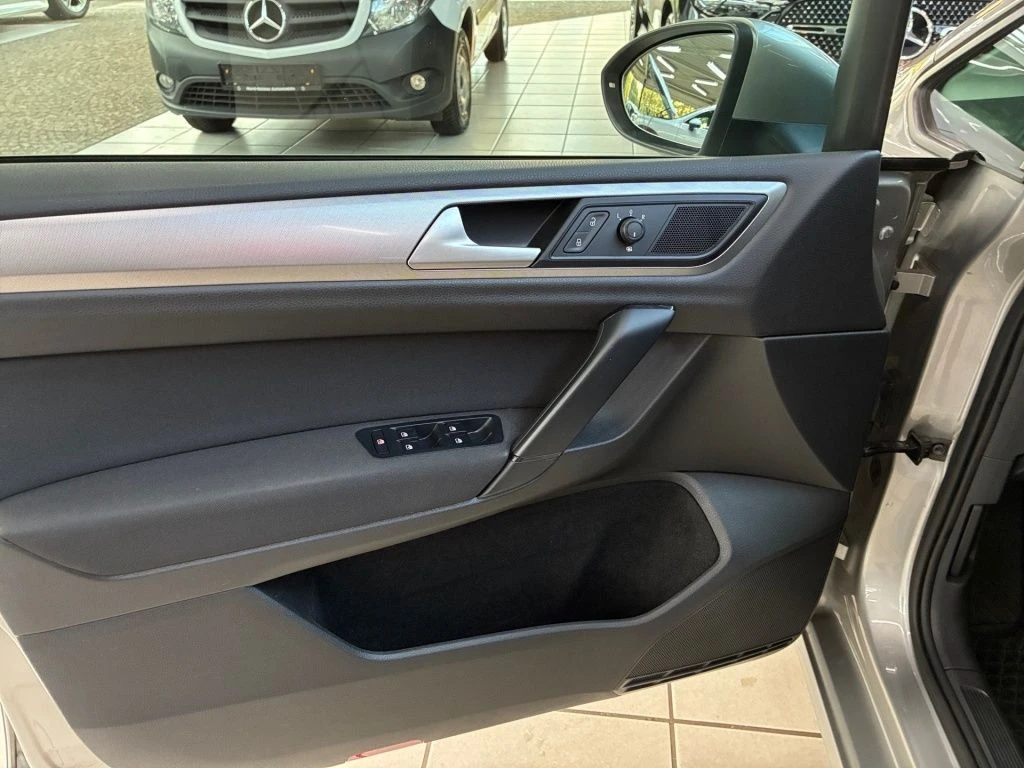 Volkswagen-Golf Sportsvan-image-7