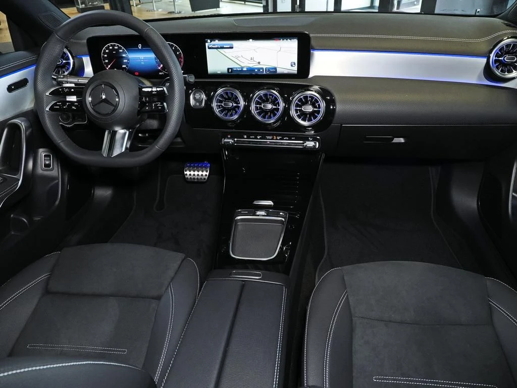 Mercedes-Benz-CLA 180-image-13