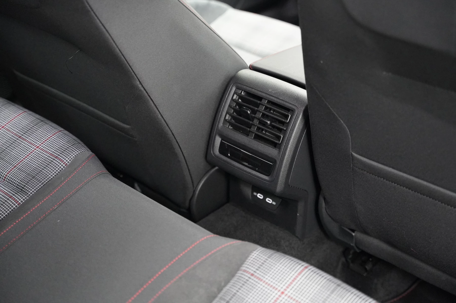 Volkswagen-Golf-image-24