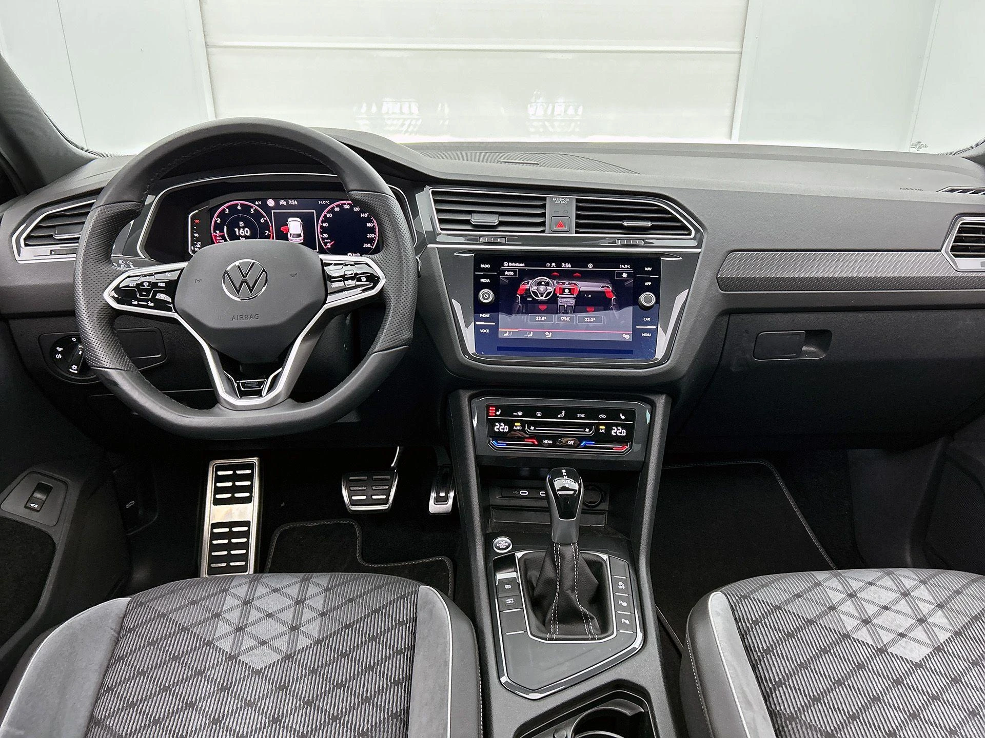 Volkswagen-Tiguan-image-25