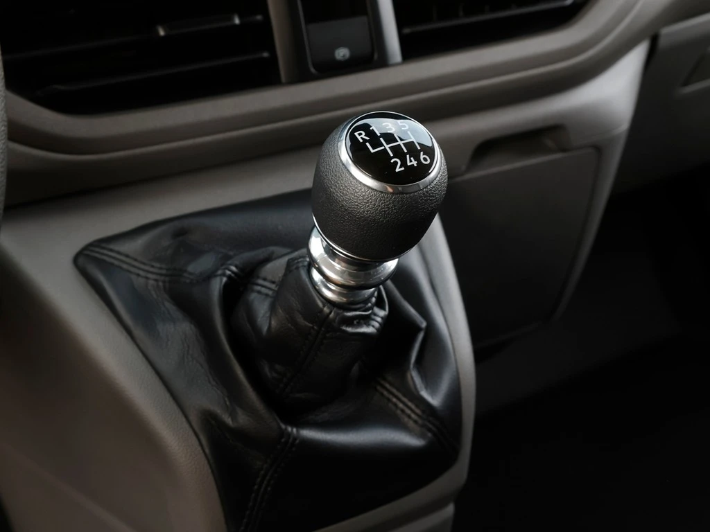 Volkswagen-Transporter-image-7
