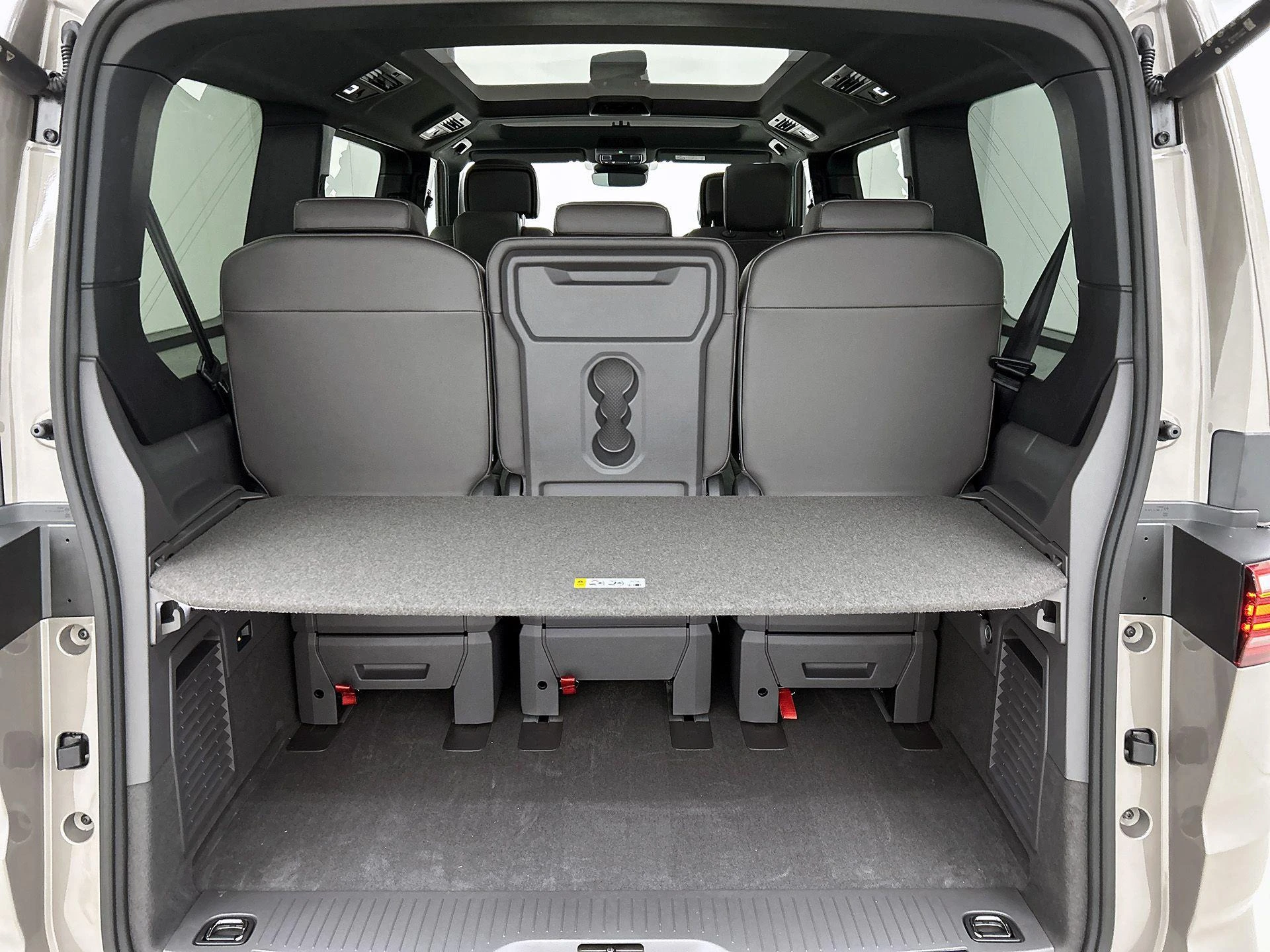 Volkswagen-Multivan-image-14