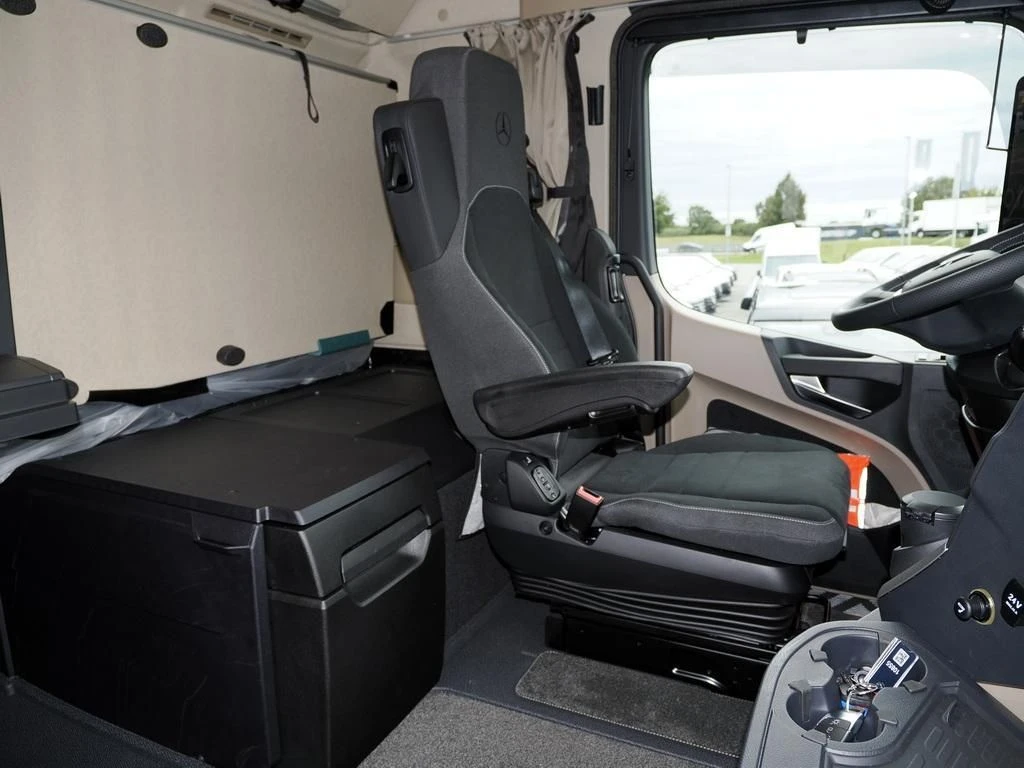 Mercedes-Benz-Actros-image-13