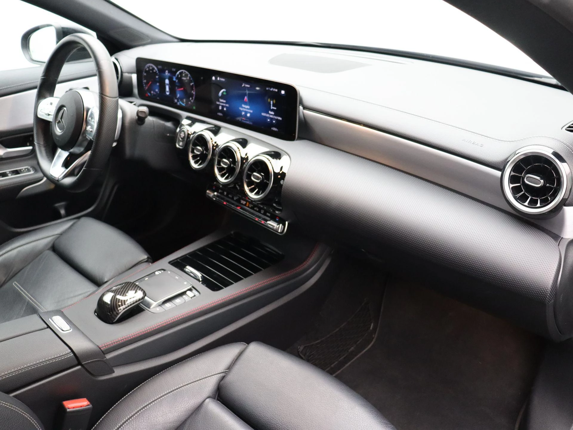 Mercedes-Benz CLA 180 AMG LINE + LEDER + NIGHTPAKKET + CAMERA + LED +