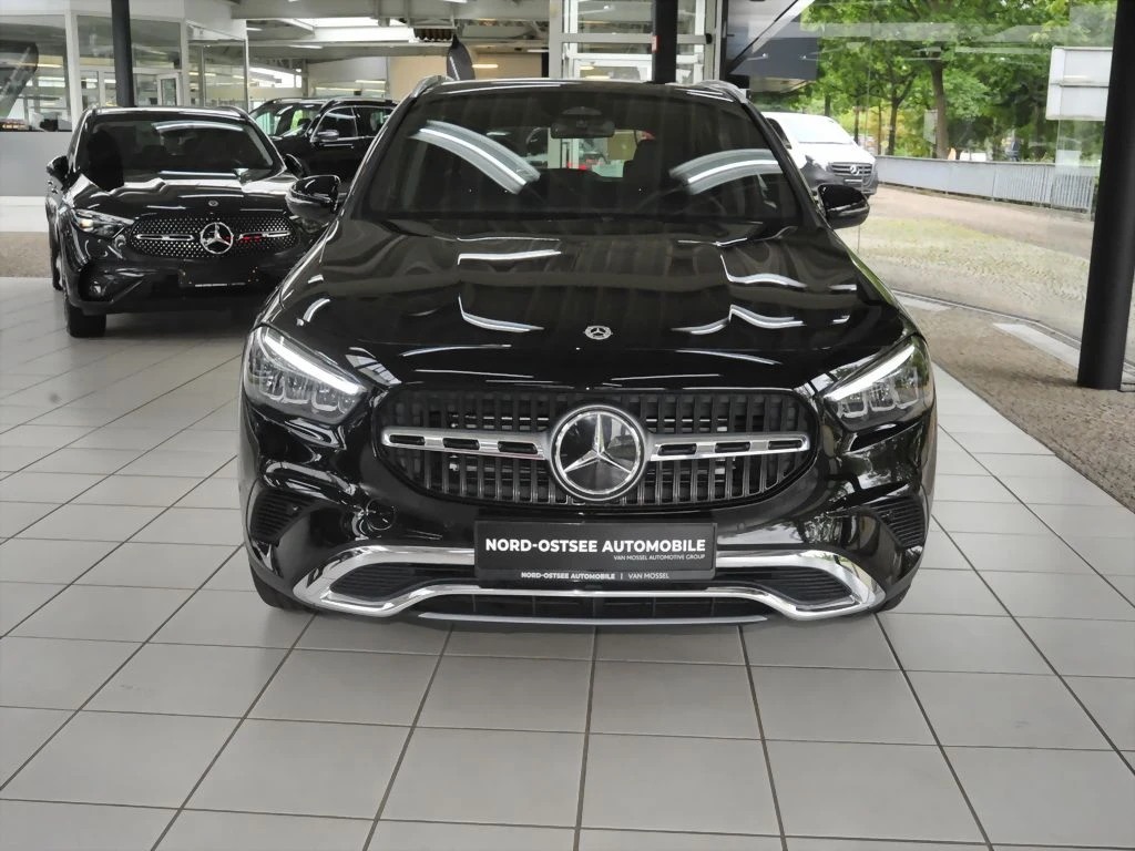 Mercedes-Benz-GLA 200 d-image-3