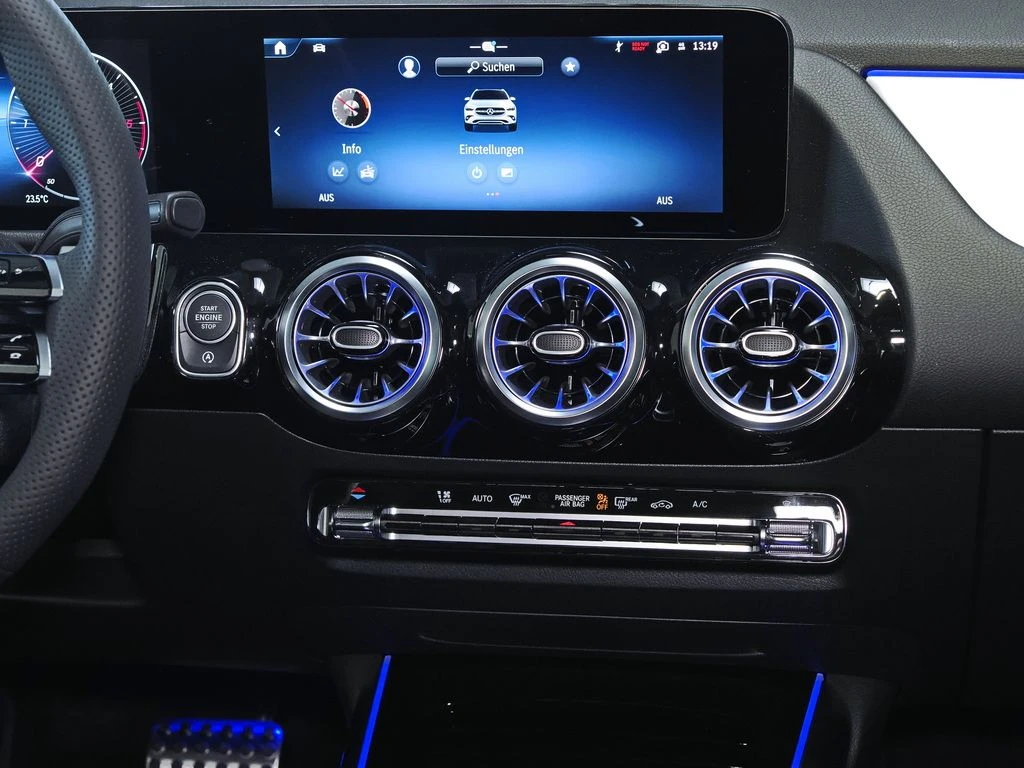 Mercedes-Benz-GLA 200 d-image-11