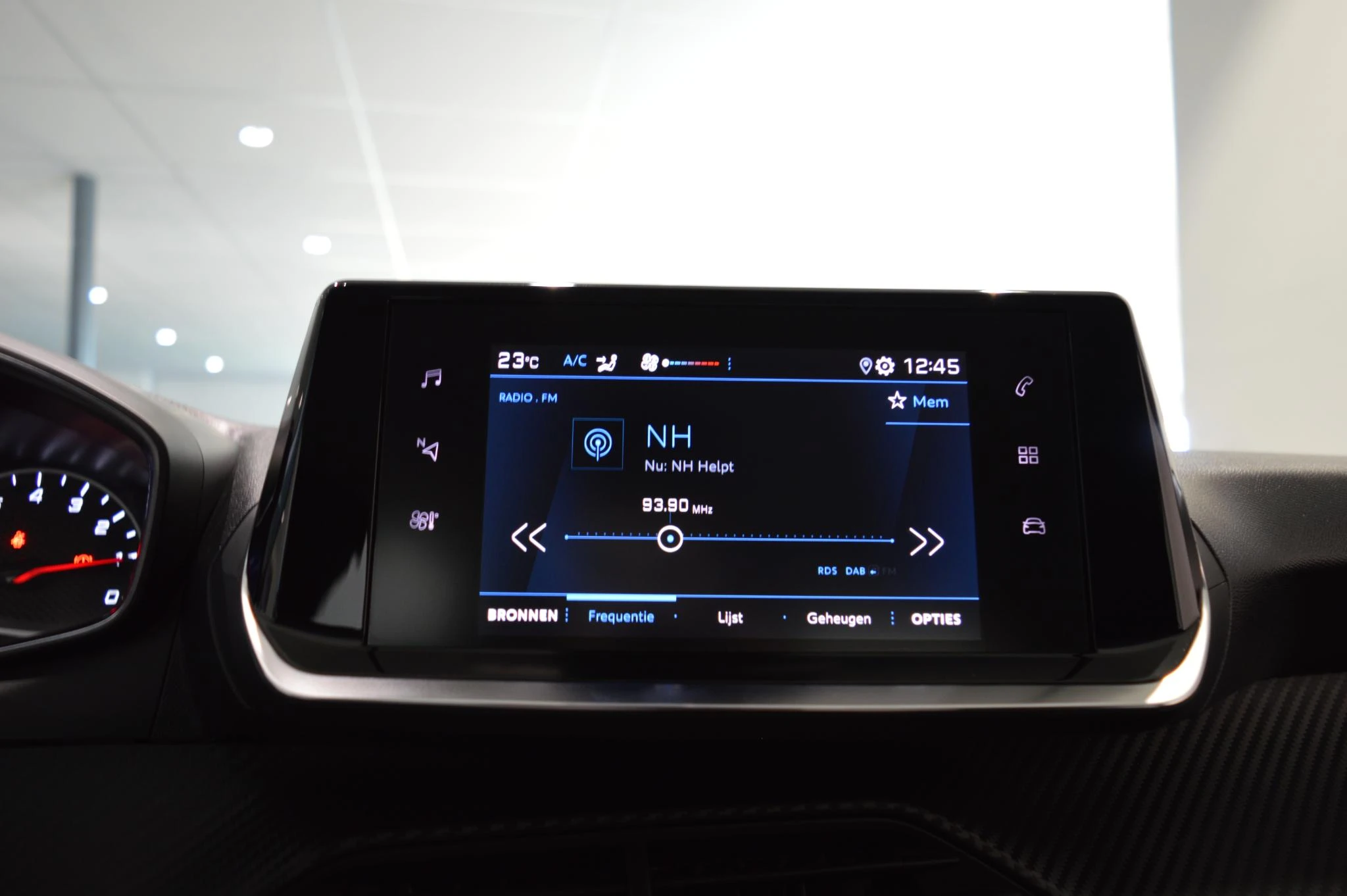 Peugeot-208-image-16