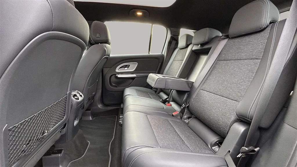 Mercedes-Benz-GLB-image-23